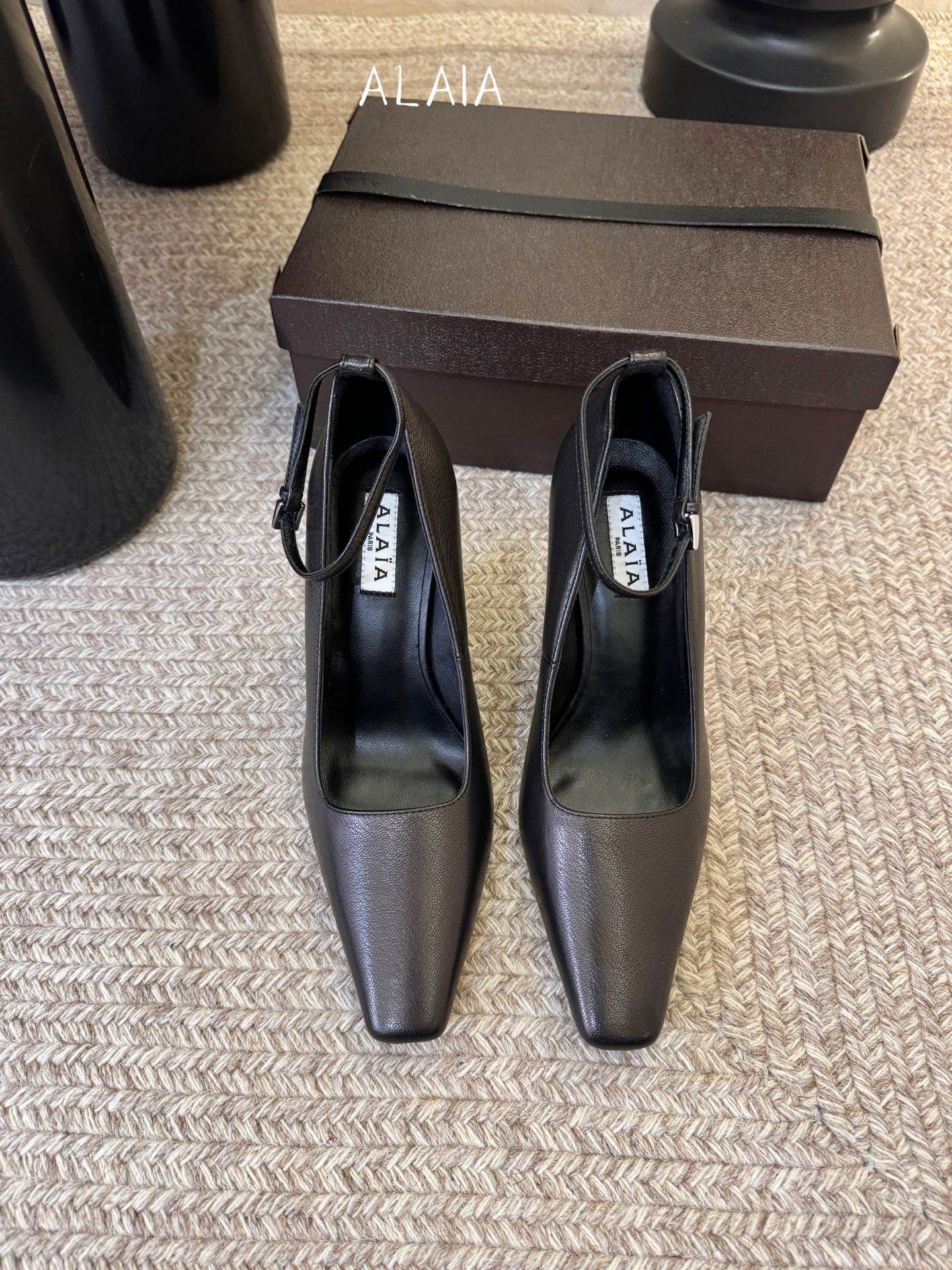 ALAiA|美到失语！这双高跟鞋也太有气场了鞋面由小牛皮制成，更显质感；坡跟高9.5cm，走路舒适又显高