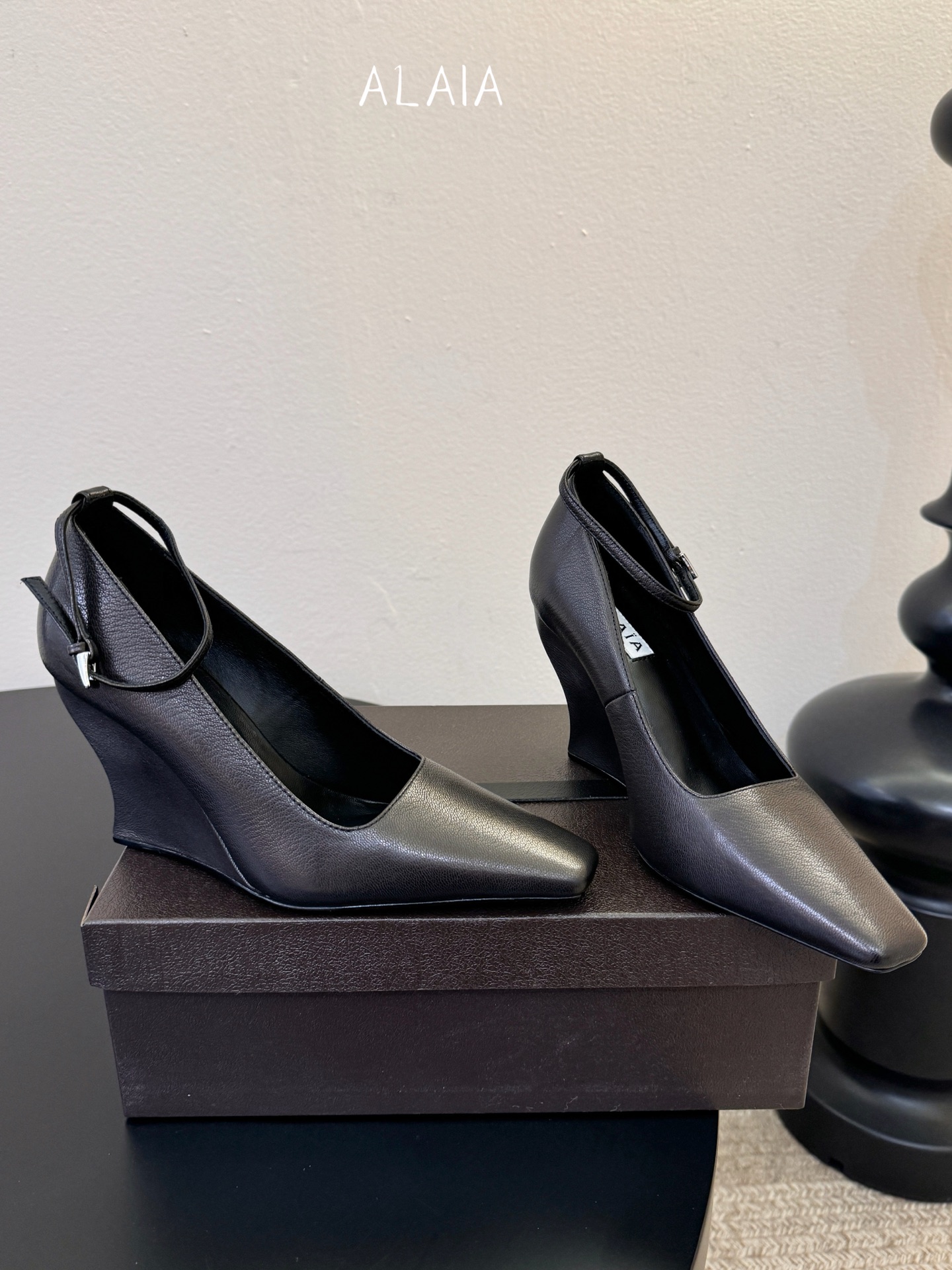 ALAiA|美到失语！这双高跟鞋也太有气场了鞋面由小牛皮制成，更显质感；坡跟高9.5cm，走路舒适又显高