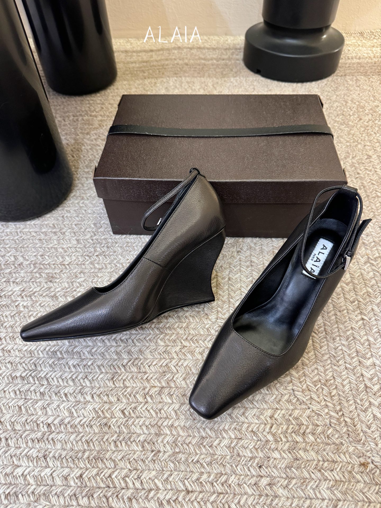 ALAiA|美到失语！这双高跟鞋也太有气场了鞋面由小牛皮制成，更显质感；坡跟高9.5cm，走路舒适又显高