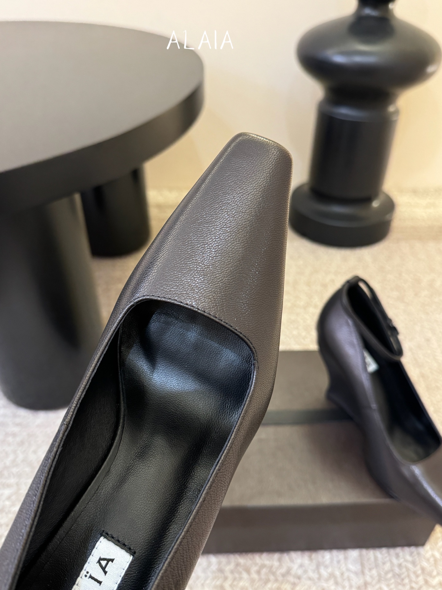 ALAiA|美到失语！这双高跟鞋也太有气场了鞋面由小牛皮制成，更显质感；坡跟高9.5cm，走路舒适又显高
