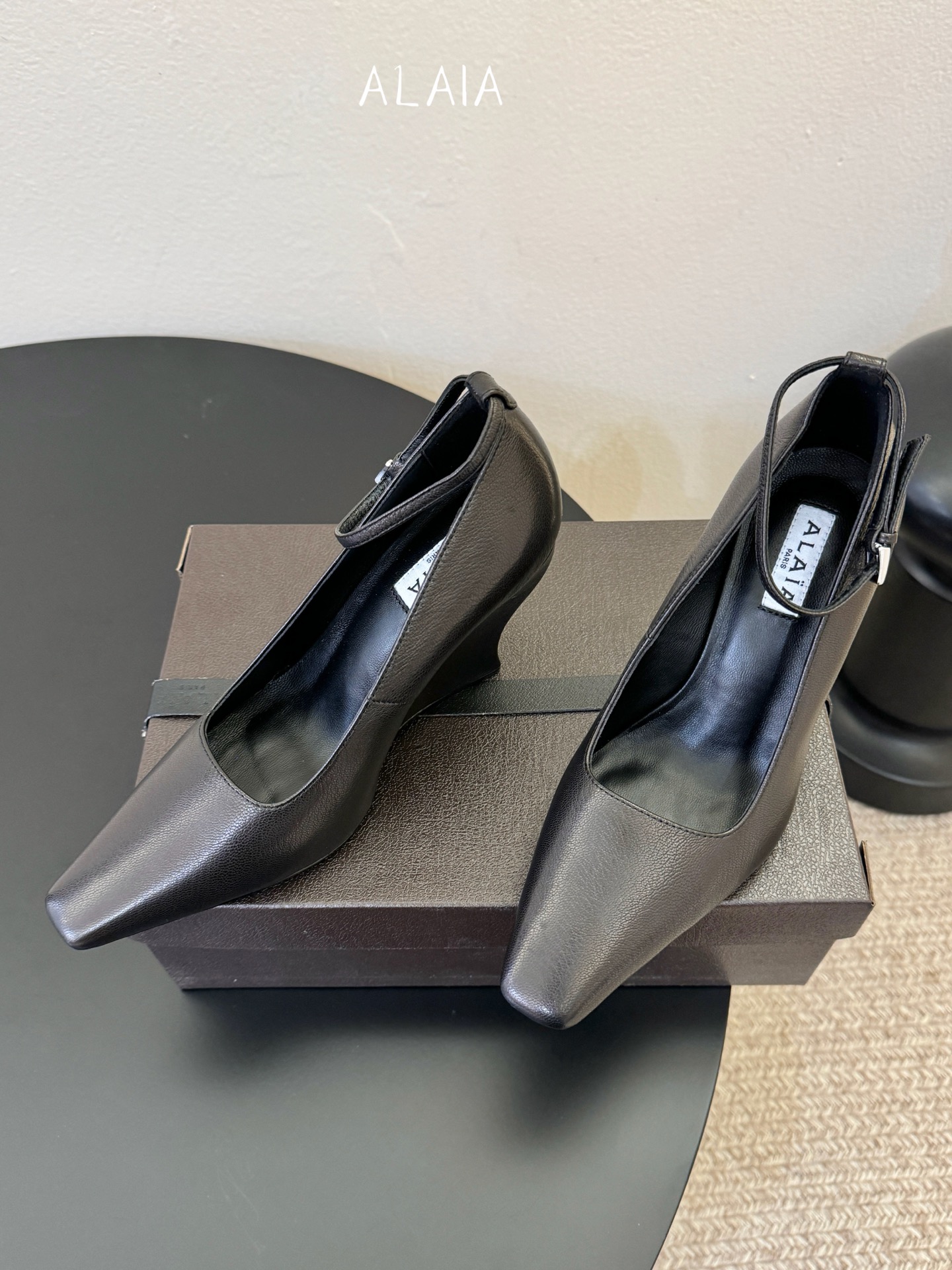 ALAiA|美到失语！这双高跟鞋也太有气场了鞋面由小牛皮制成，更显质感；坡跟高9.5cm，走路舒适又显高