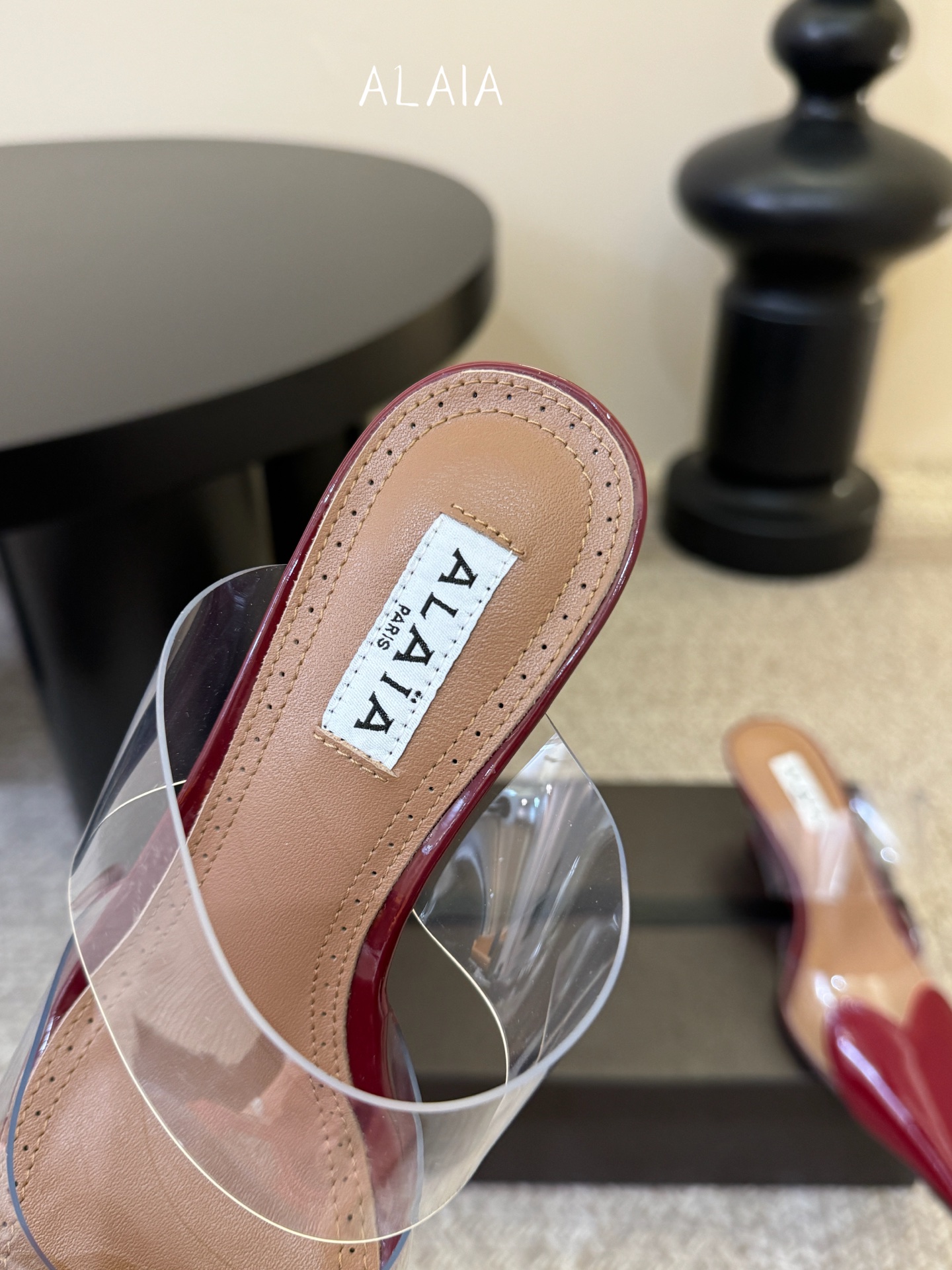 6.5cmALAiA|美到失语！这双高跟鞋也太有气场了鞋面由漆皮➕透明进口胶片制成，更显质感；坡跟高6.