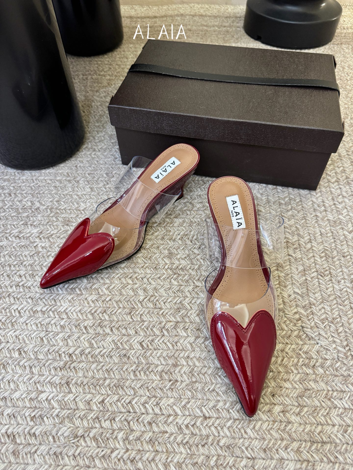 6.5cmALAiA|美到失语！这双高跟鞋也太有气场了鞋面由漆皮➕透明进口胶片制成，更显质感；坡跟高6.