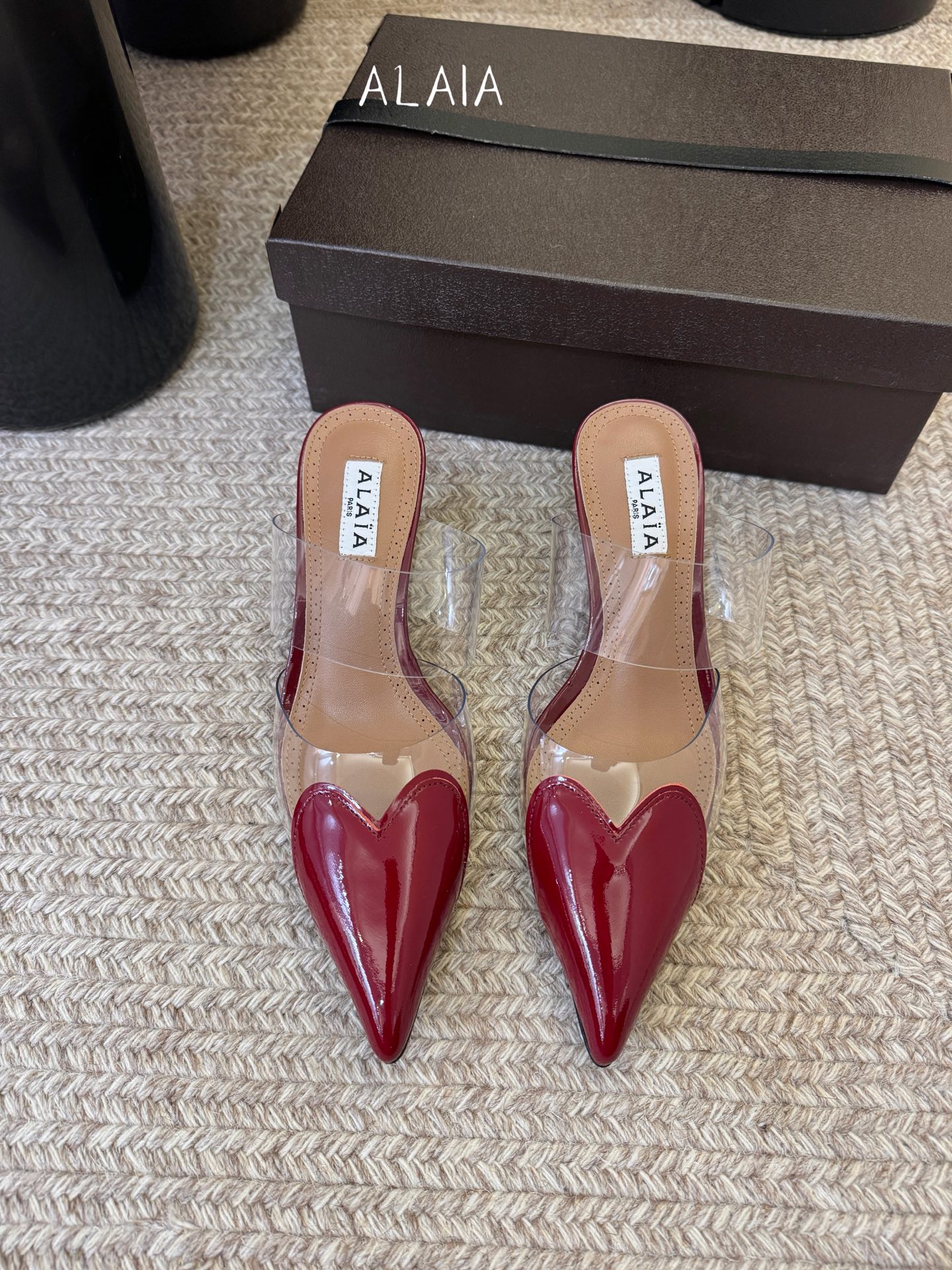 6.5cmALAiA|美到失语！这双高跟鞋也太有气场了鞋面由漆皮➕透明进口胶片制成，更显质感；坡跟高6.