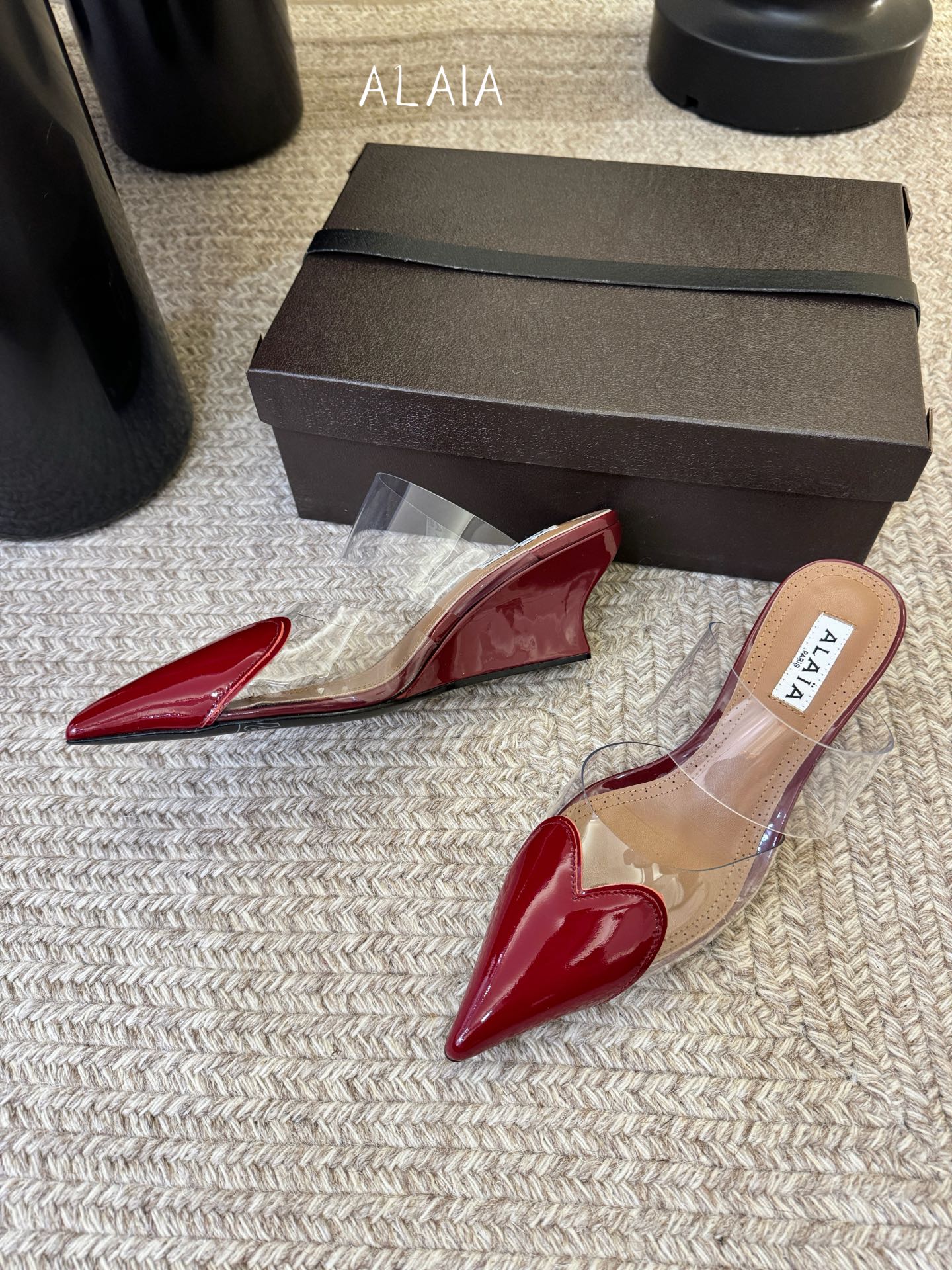 6.5cmALAiA|美到失语！这双高跟鞋也太有气场了鞋面由漆皮➕透明进口胶片制成，更显质感；坡跟高6.