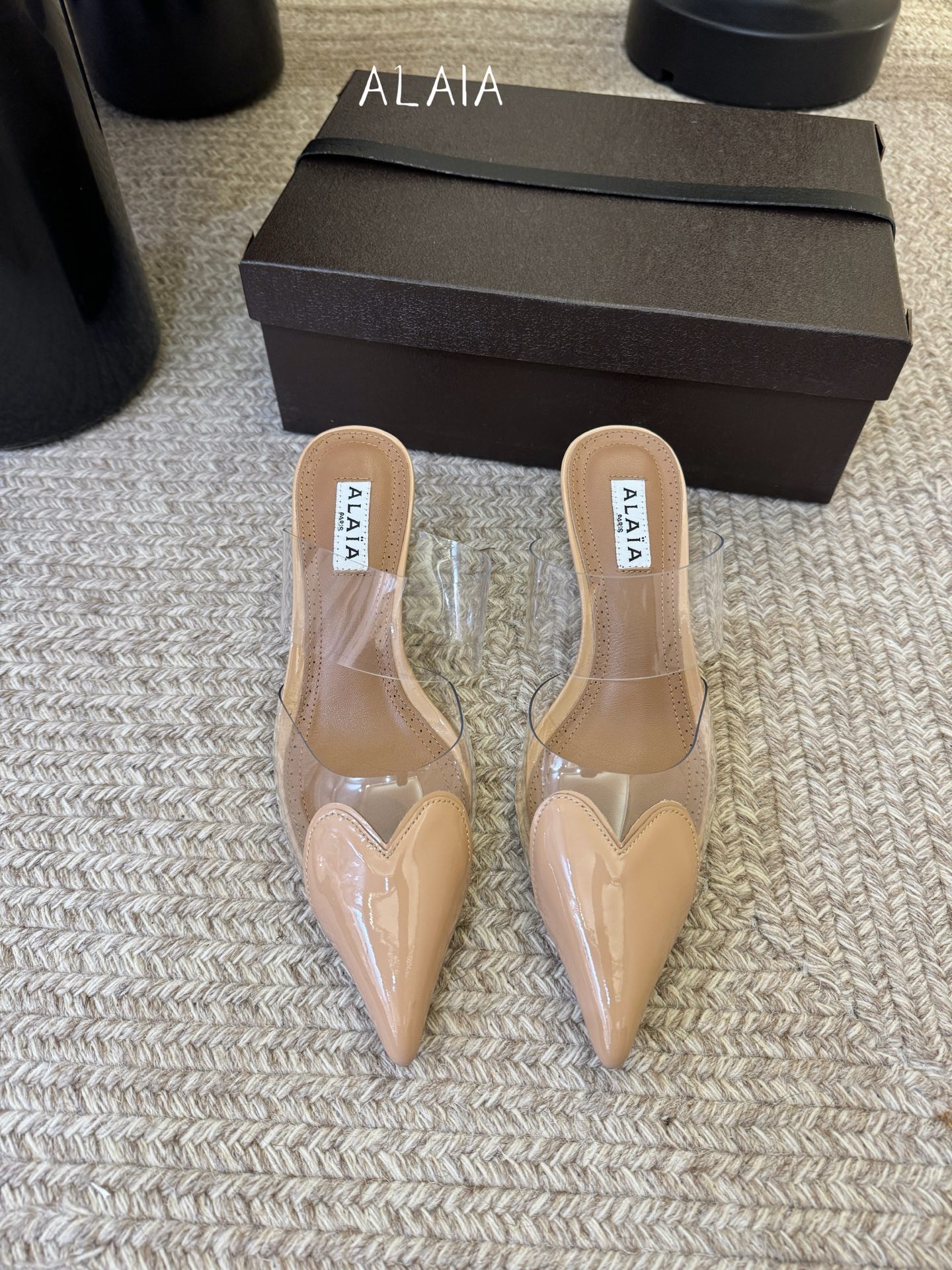 6.5cmALAiA|美到失语！这双高跟鞋也太有气场了鞋面由漆皮➕透明进口胶片制成，更显质感；坡跟高6.