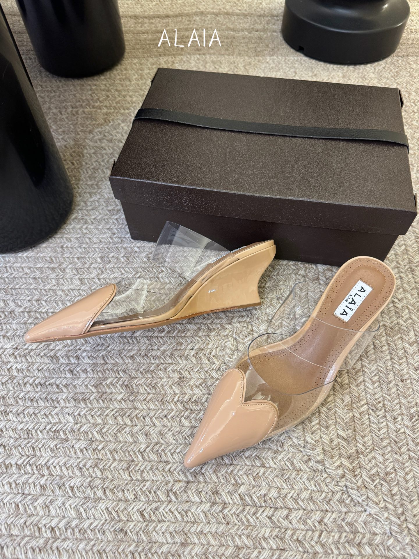 6.5cmALAiA|美到失语！这双高跟鞋也太有气场了鞋面由漆皮➕透明进口胶片制成，更显质感；坡跟高6.