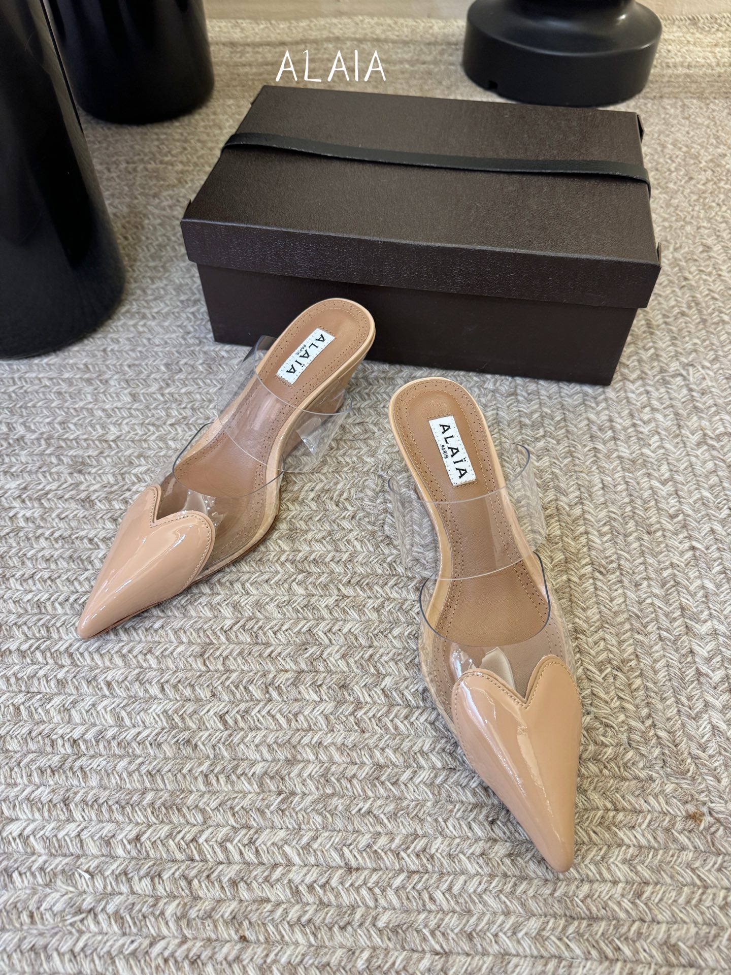 6.5cmALAiA|美到失语！这双高跟鞋也太有气场了鞋面由漆皮➕透明进口胶片制成，更显质感；坡跟高6.