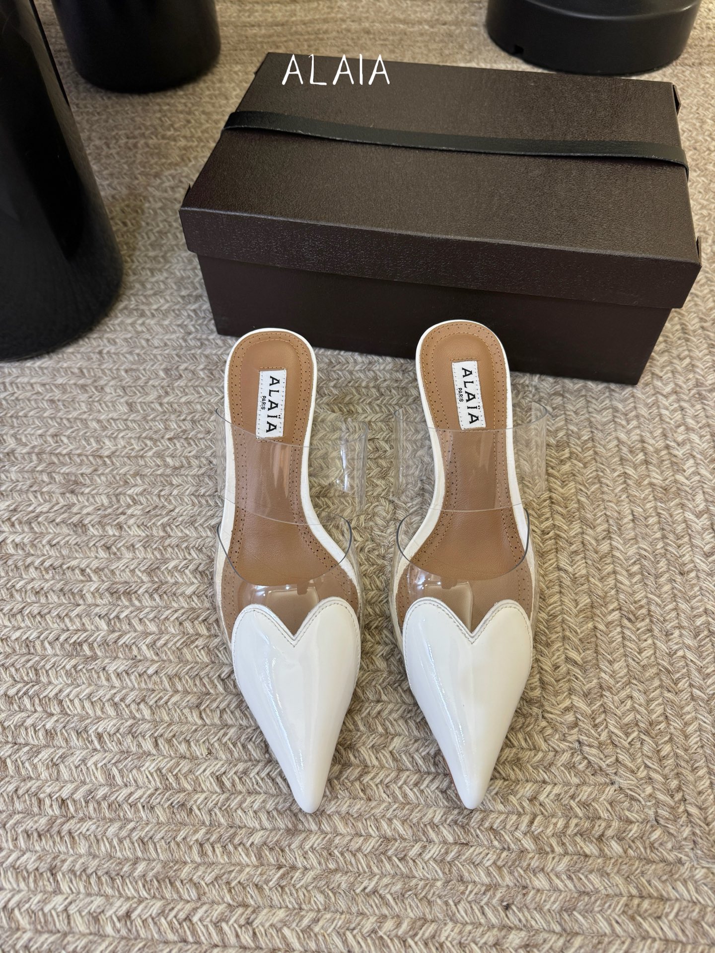 6.5cmALAiA|美到失语！这双高跟鞋也太有气场了鞋面由漆皮➕透明进口胶片制成，更显质感；坡跟高6.