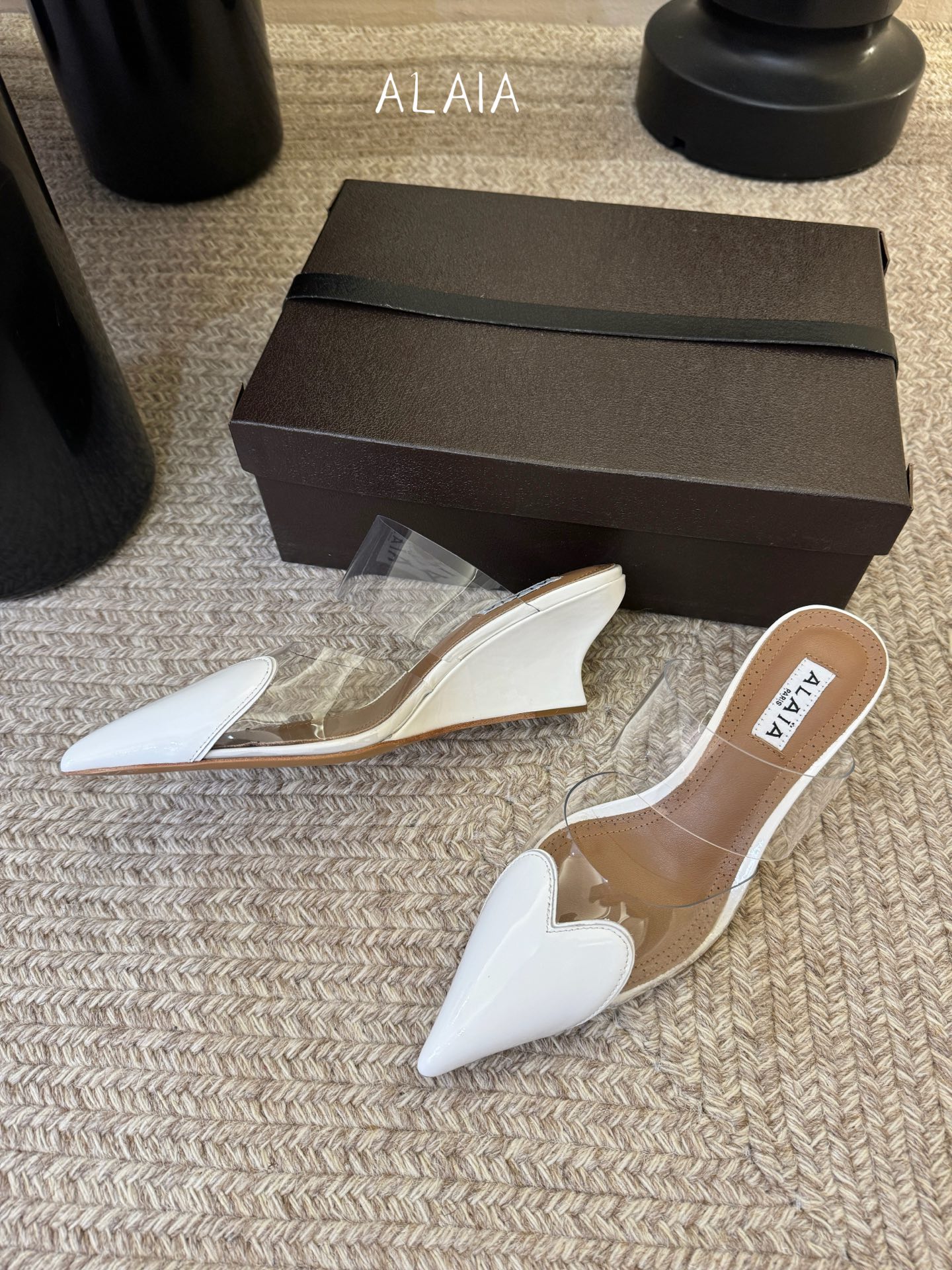 6.5cmALAiA|美到失语！这双高跟鞋也太有气场了鞋面由漆皮➕透明进口胶片制成，更显质感；坡跟高6.