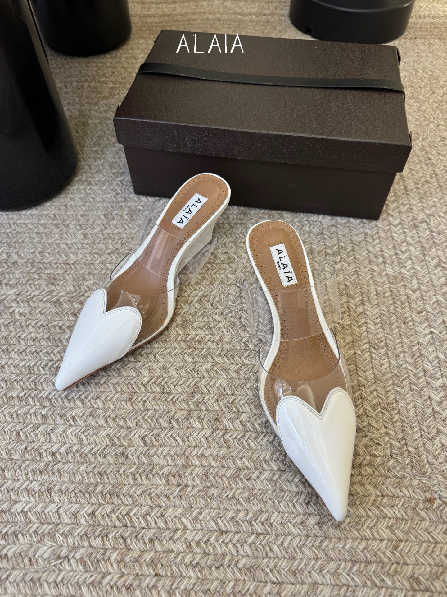 6.5cmALAiA|美到失语！这双高跟鞋也太有气场了鞋面由漆皮➕透明进口胶片制成，更显质感；坡跟高6.