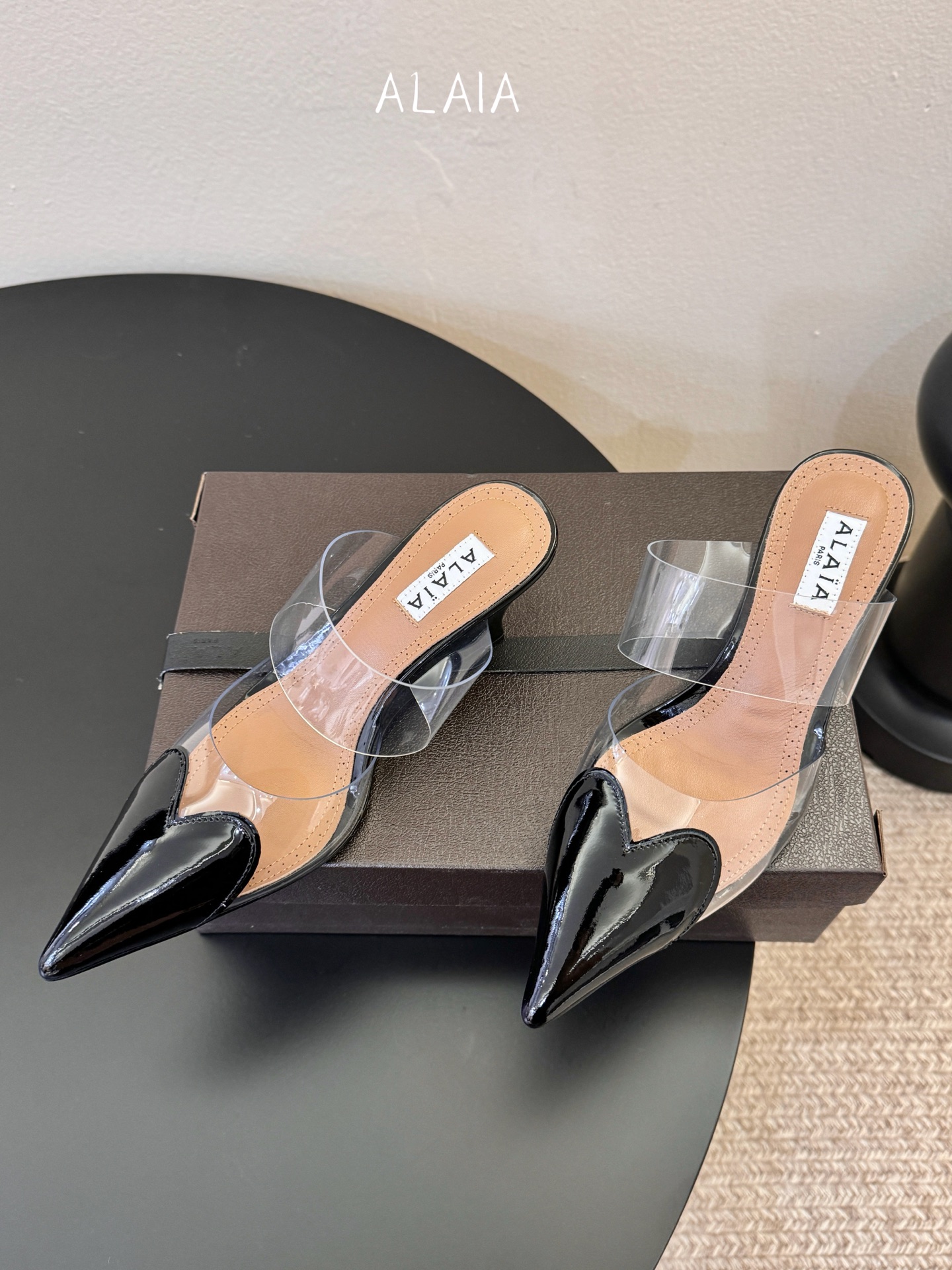6.5cmALAiA|美到失语！这双高跟鞋也太有气场了鞋面由漆皮➕透明进口胶片制成，更显质感；坡跟高6.