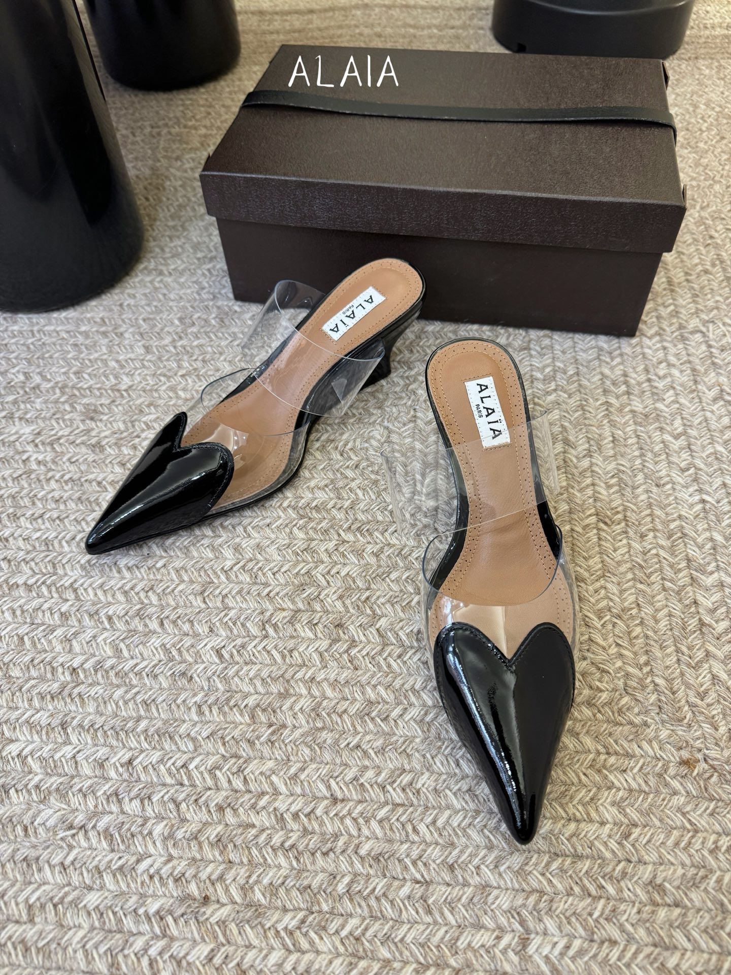 6.5cmALAiA|美到失语！这双高跟鞋也太有气场了鞋面由漆皮➕透明进口胶片制成，更显质感；坡跟高6.