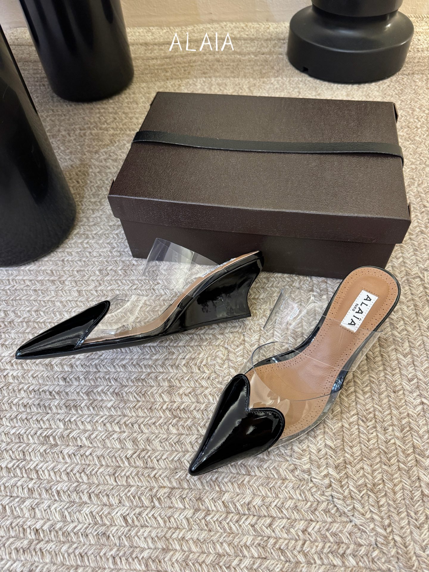 6.5cmALAiA|美到失语！这双高跟鞋也太有气场了鞋面由漆皮➕透明进口胶片制成，更显质感；坡跟高6.