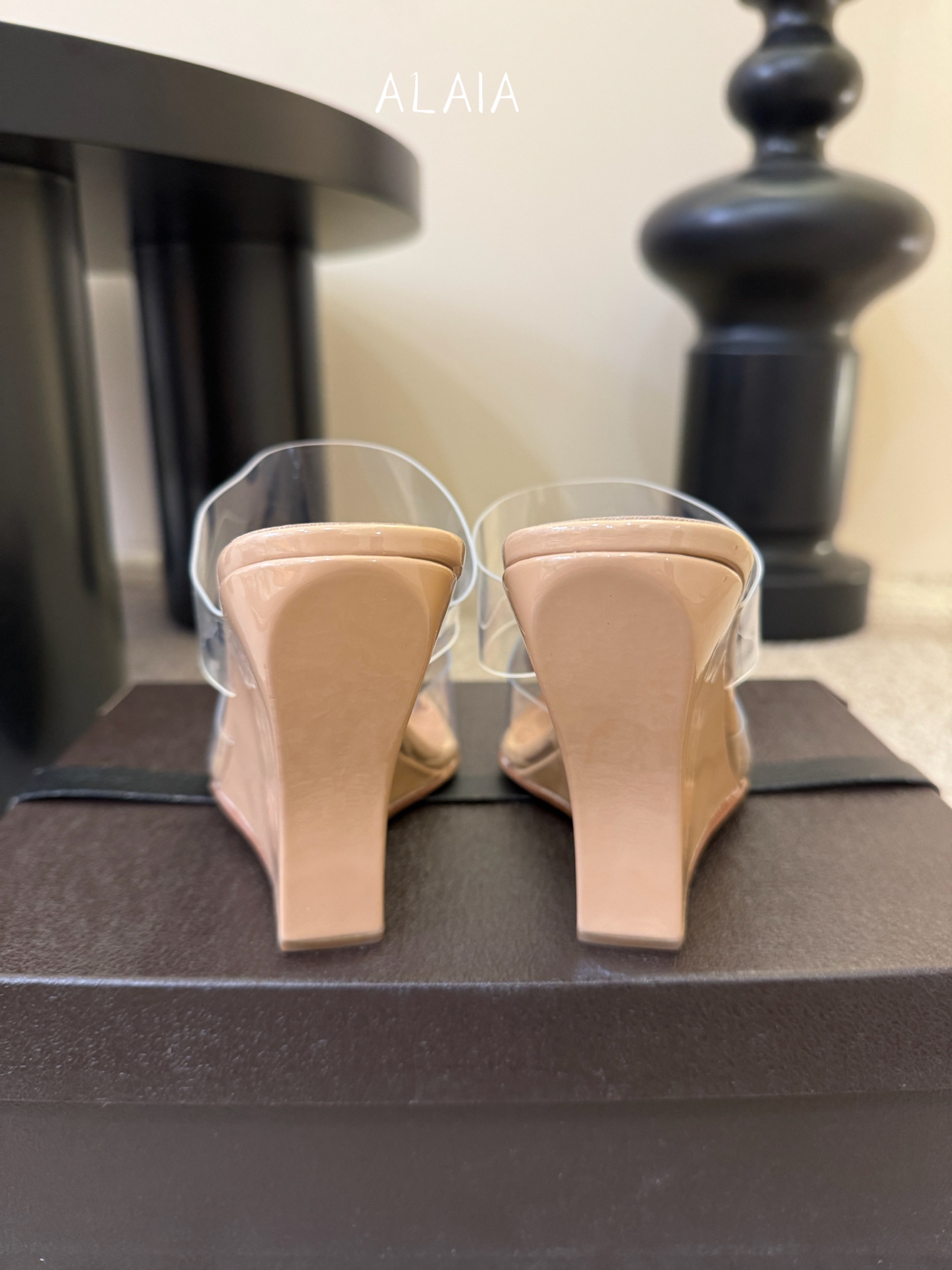 10.5cmALAiA|美到失语！这双高跟鞋也太有气场了鞋面由漆皮➕透明进口胶片制成，更显质感；坡跟高1
