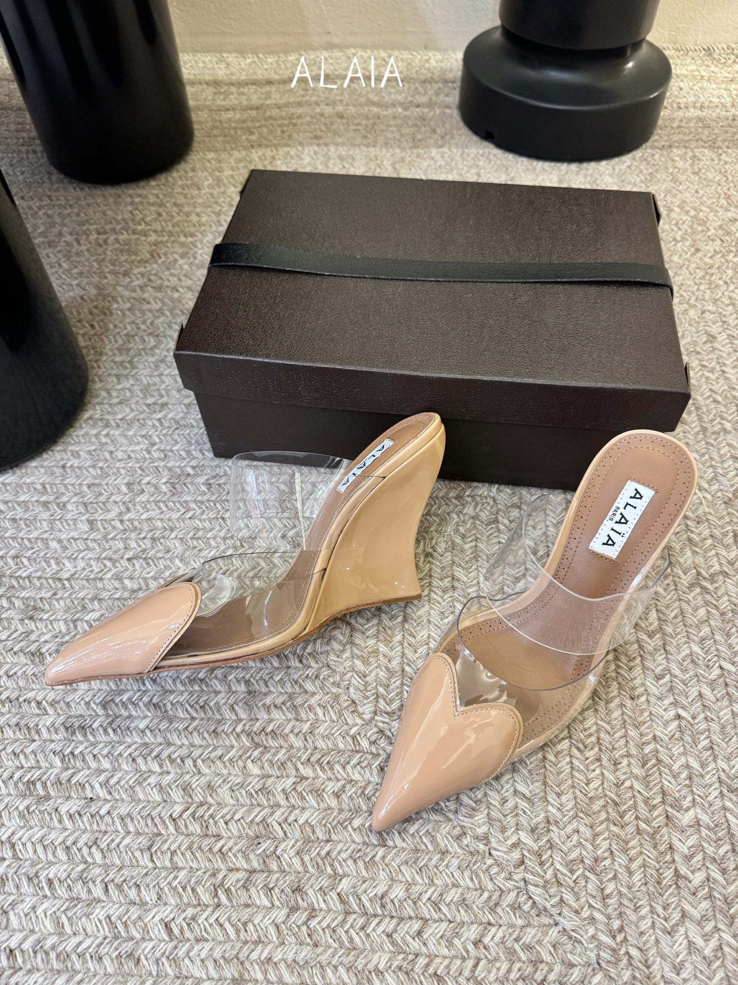 10.5cmALAiA|美到失语！这双高跟鞋也太有气场了鞋面由漆皮➕透明进口胶片制成，更显质感；坡跟高1