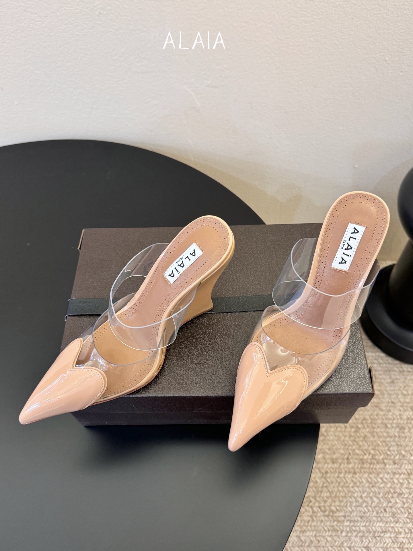 10.5cmALAiA|美到失语！这双高跟鞋也太有气场了鞋面由漆皮➕透明进口胶片制成，更显质感；坡跟高1