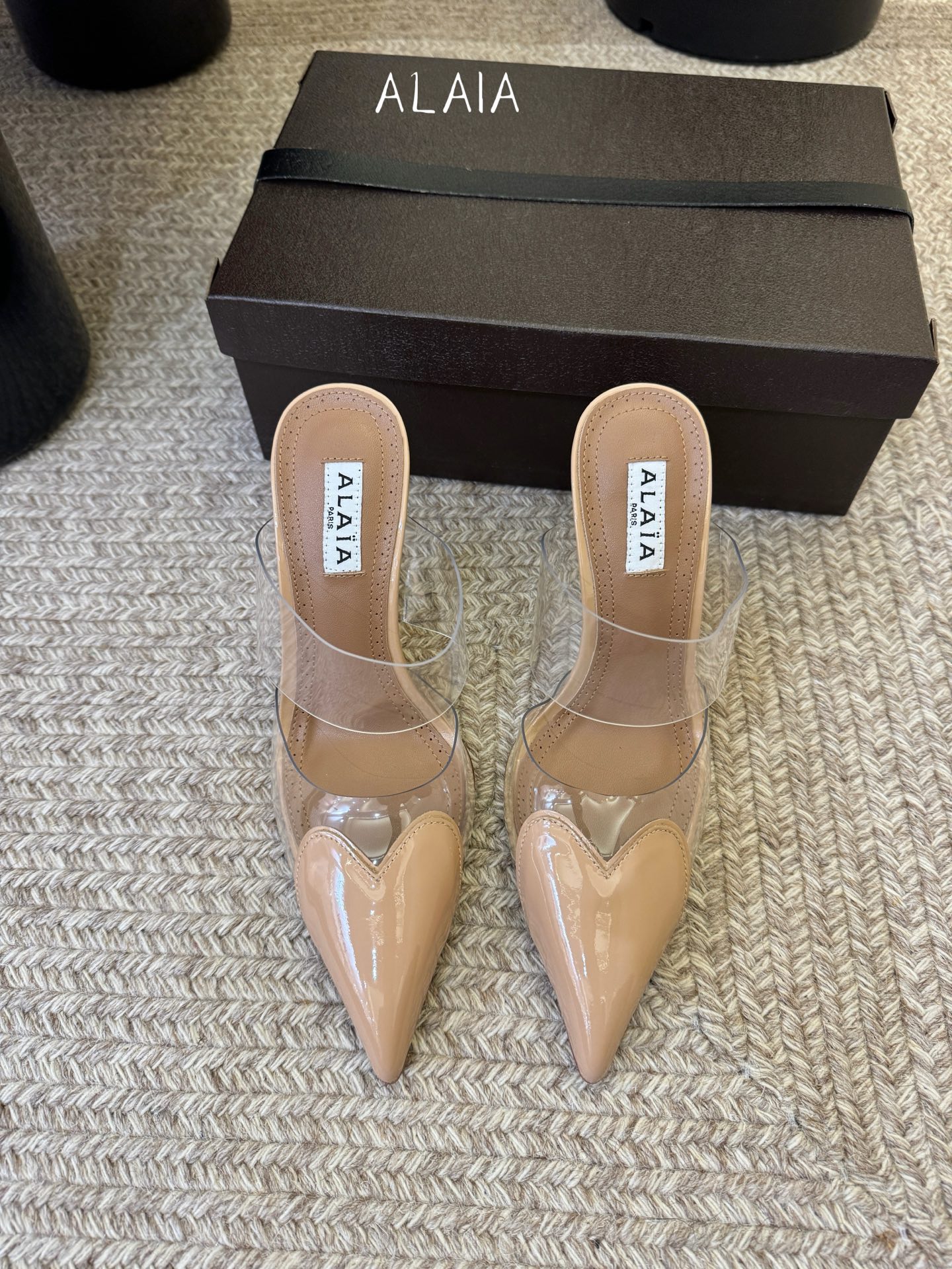 10.5cmALAiA|美到失语！这双高跟鞋也太有气场了鞋面由漆皮➕透明进口胶片制成，更显质感；坡跟高1