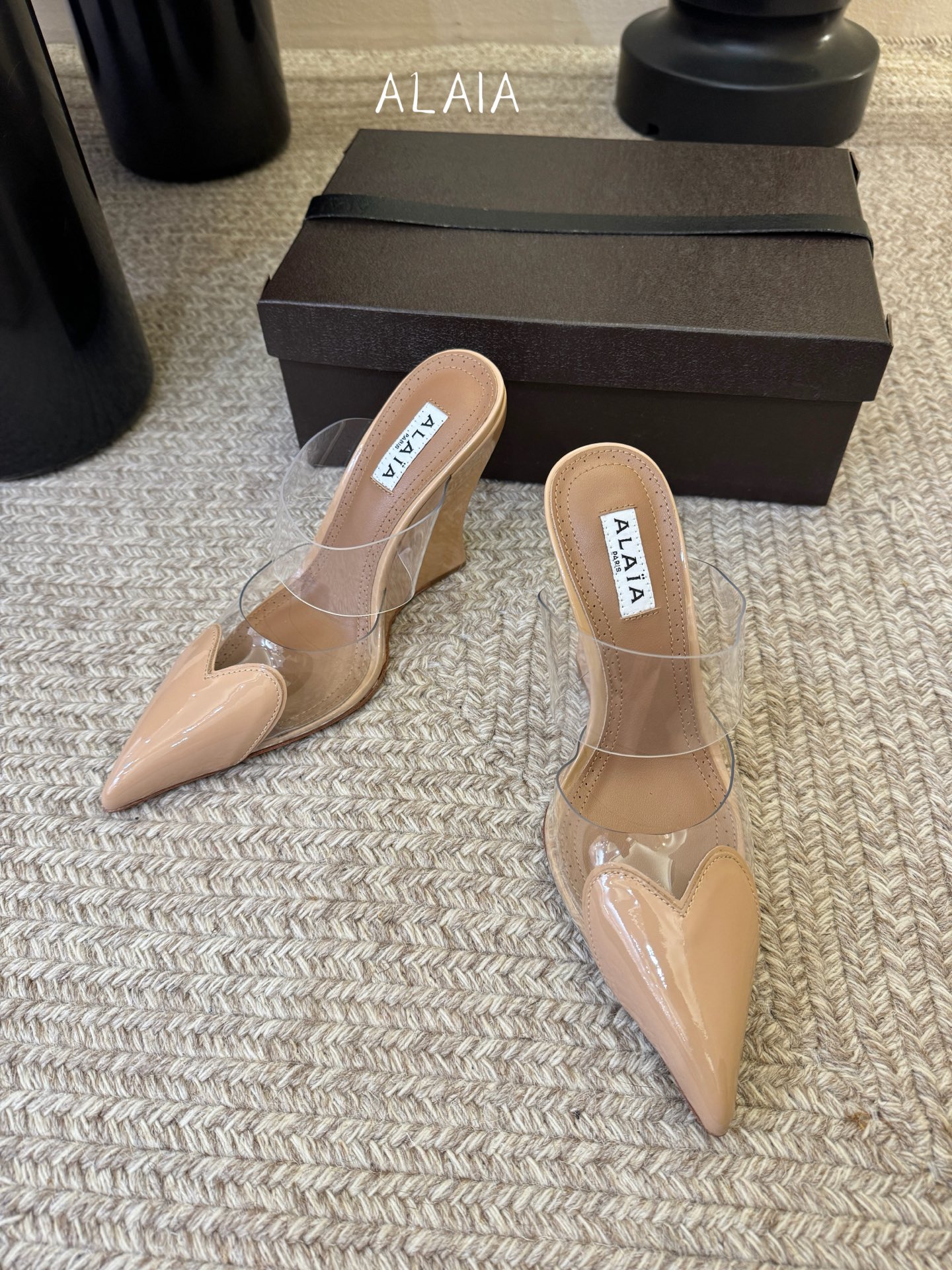 10.5cmALAiA|美到失语！这双高跟鞋也太有气场了鞋面由漆皮➕透明进口胶片制成，更显质感；坡跟高1