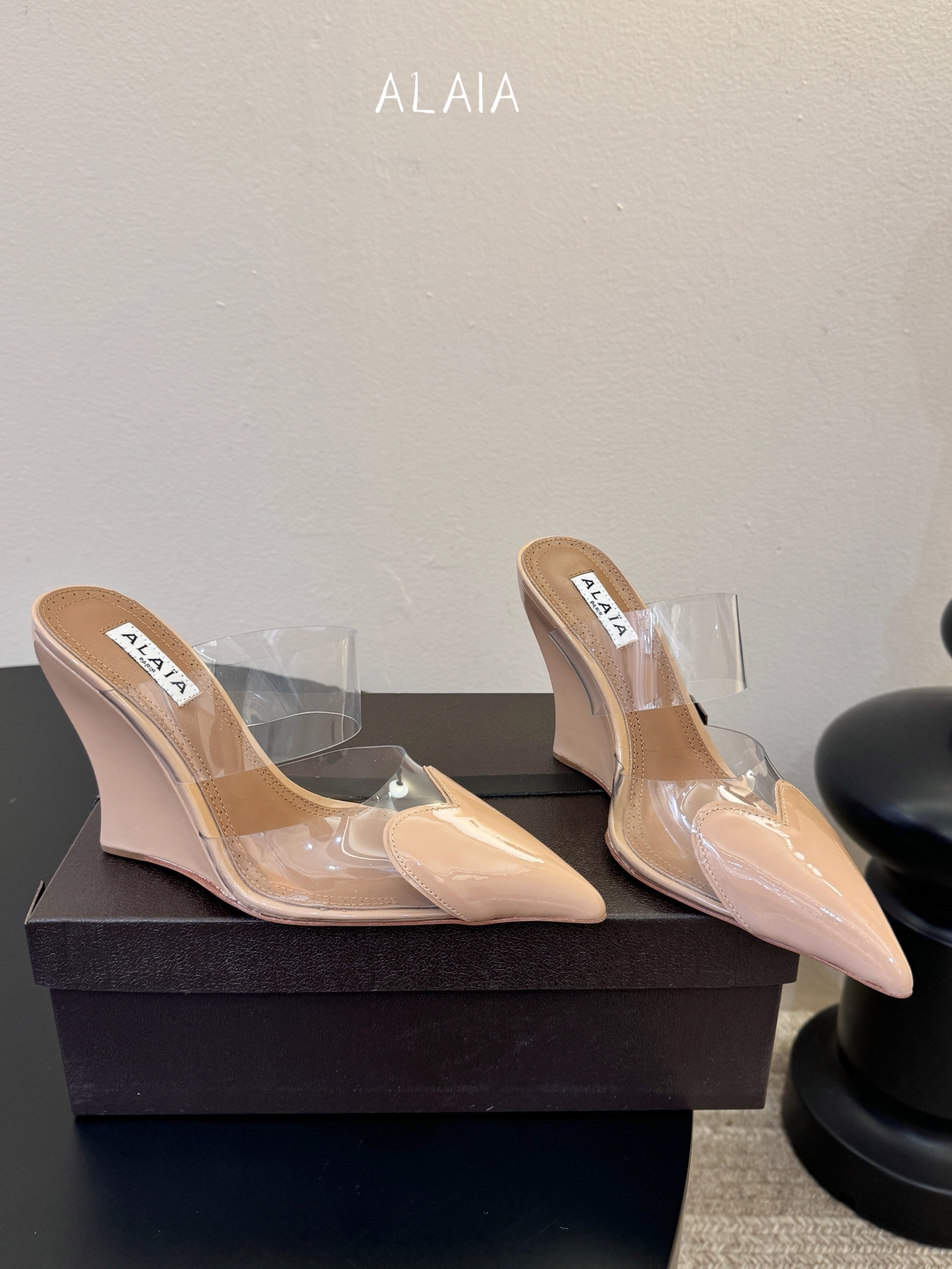10.5cmALAiA|美到失语！这双高跟鞋也太有气场了鞋面由漆皮➕透明进口胶片制成，更显质感；坡跟高1