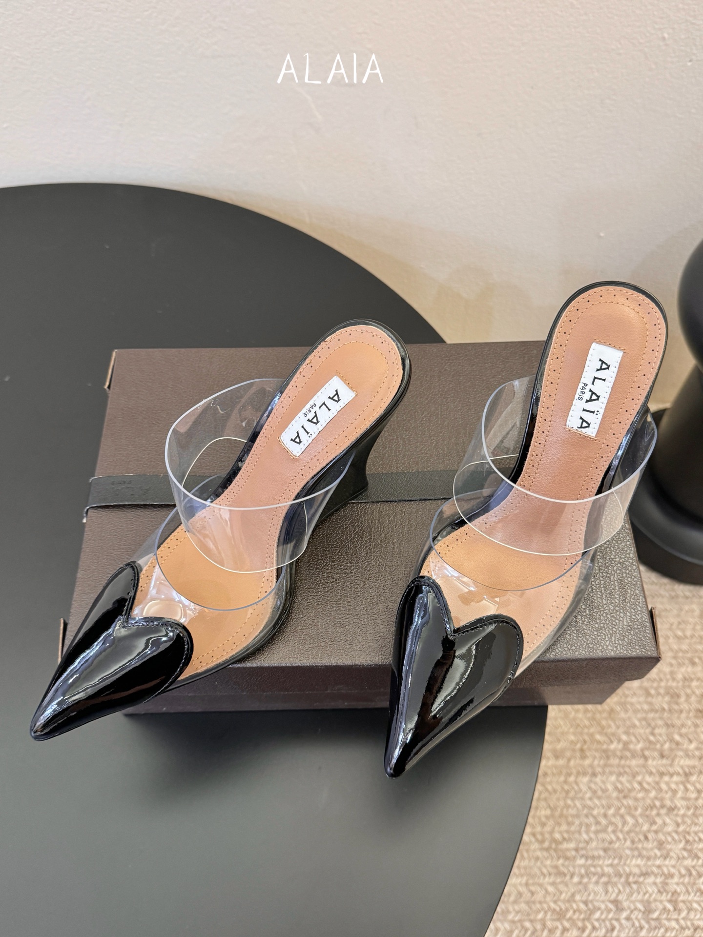 10.5cmALAiA|美到失语！这双高跟鞋也太有气场了鞋面由漆皮➕透明进口胶片制成，更显质感；坡跟高1