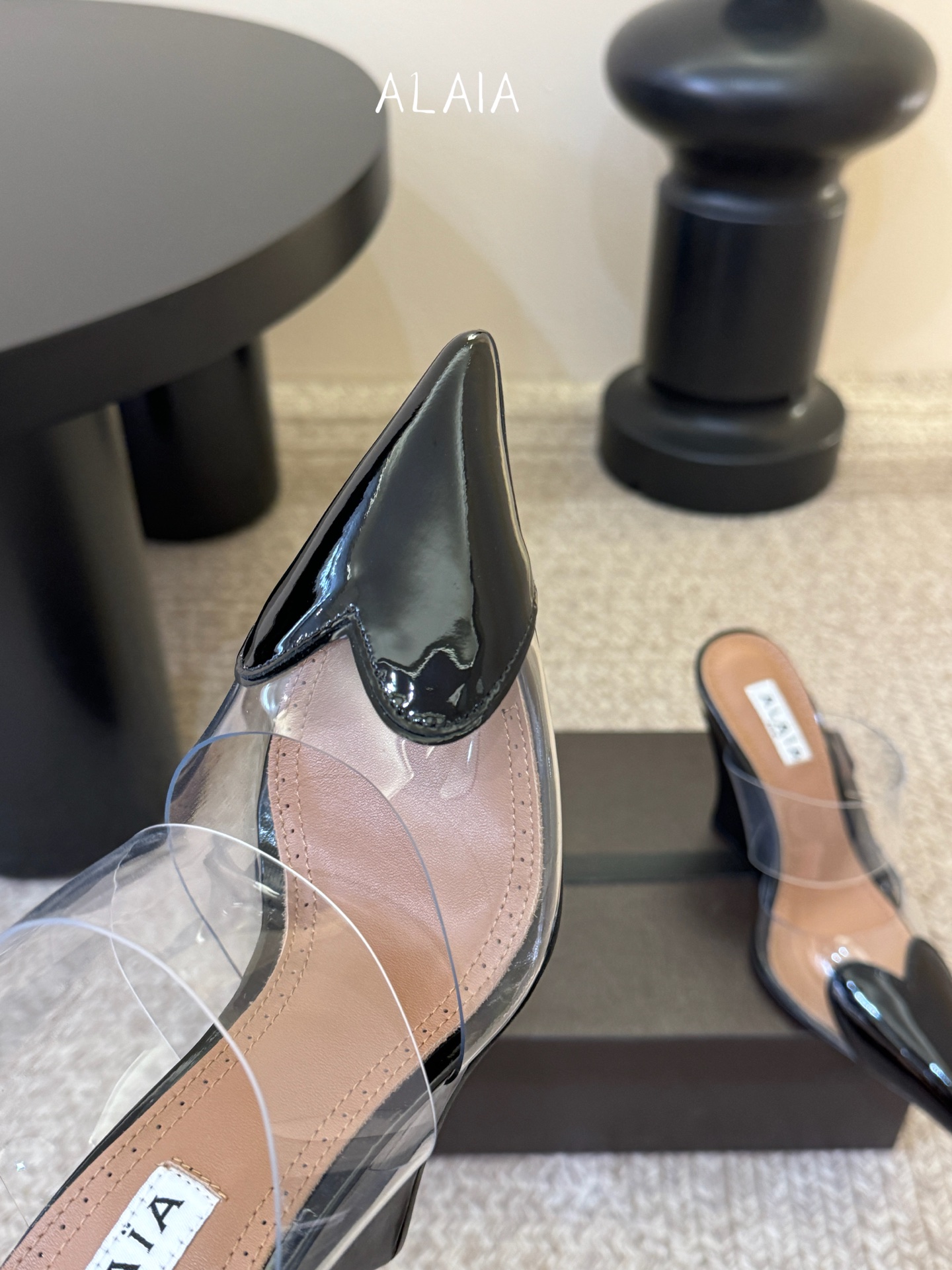 10.5cmALAiA|美到失语！这双高跟鞋也太有气场了鞋面由漆皮➕透明进口胶片制成，更显质感；坡跟高1
