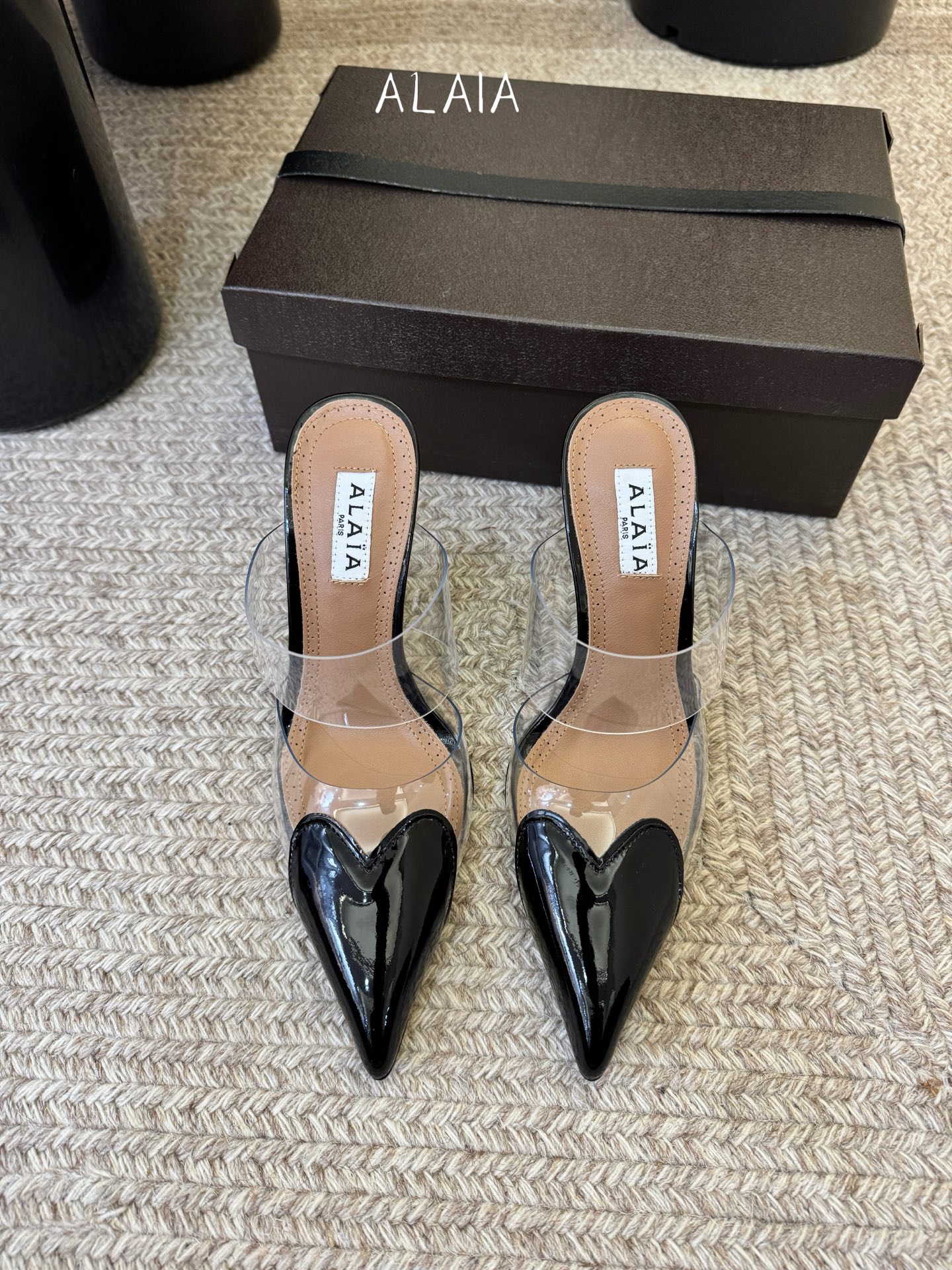 10.5cmALAiA|美到失语！这双高跟鞋也太有气场了鞋面由漆皮➕透明进口胶片制成，更显质感；坡跟高1