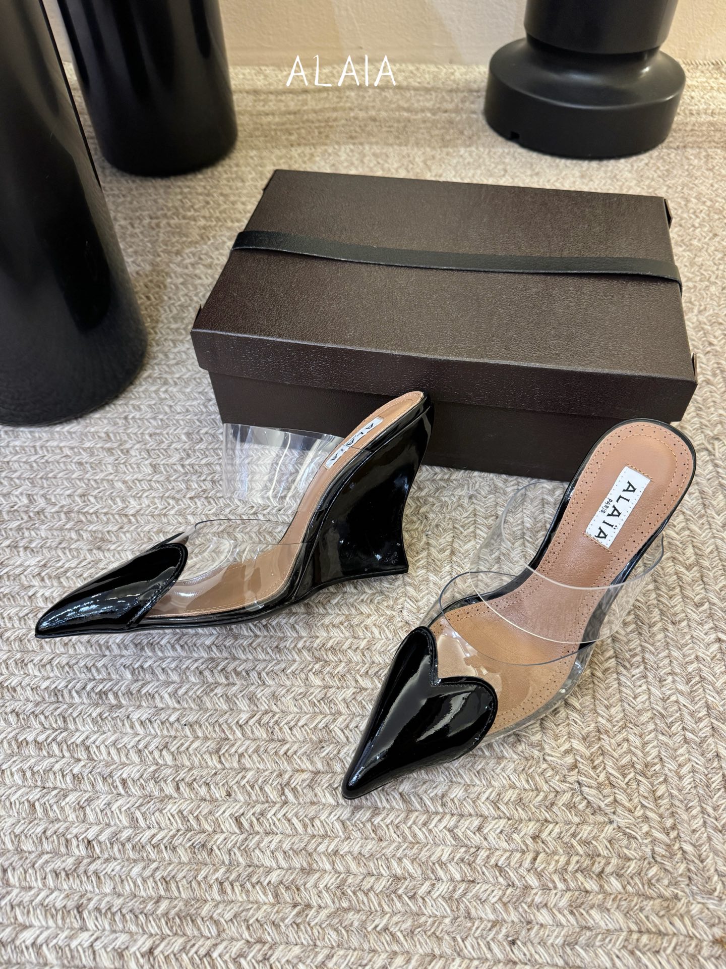 10.5cmALAiA|美到失语！这双高跟鞋也太有气场了鞋面由漆皮➕透明进口胶片制成，更显质感；坡跟高1