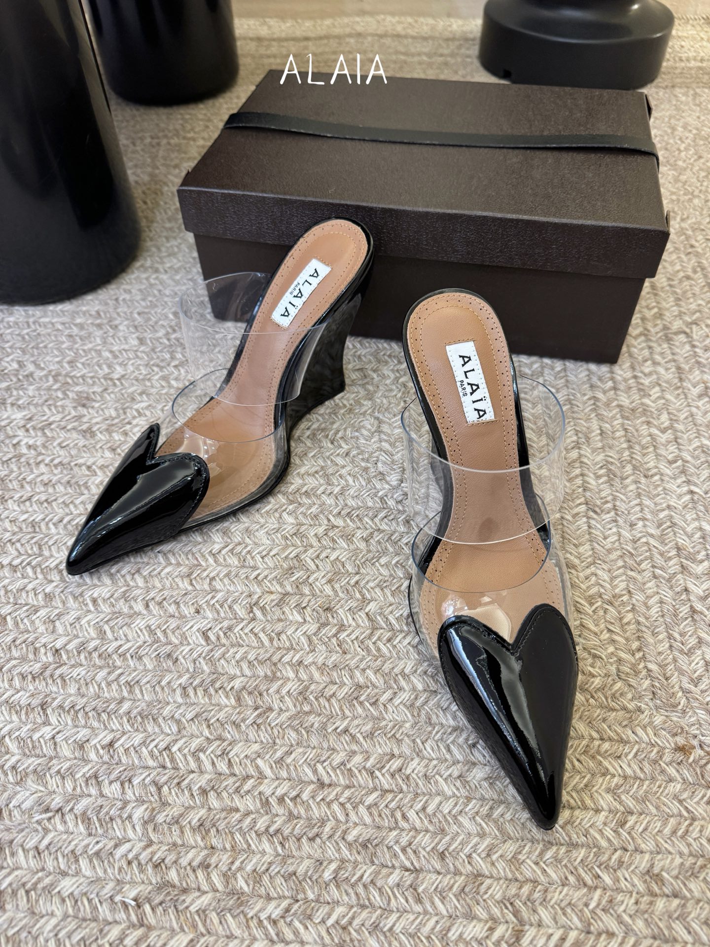 10.5cmALAiA|美到失语！这双高跟鞋也太有气场了鞋面由漆皮➕透明进口胶片制成，更显质感；坡跟高1