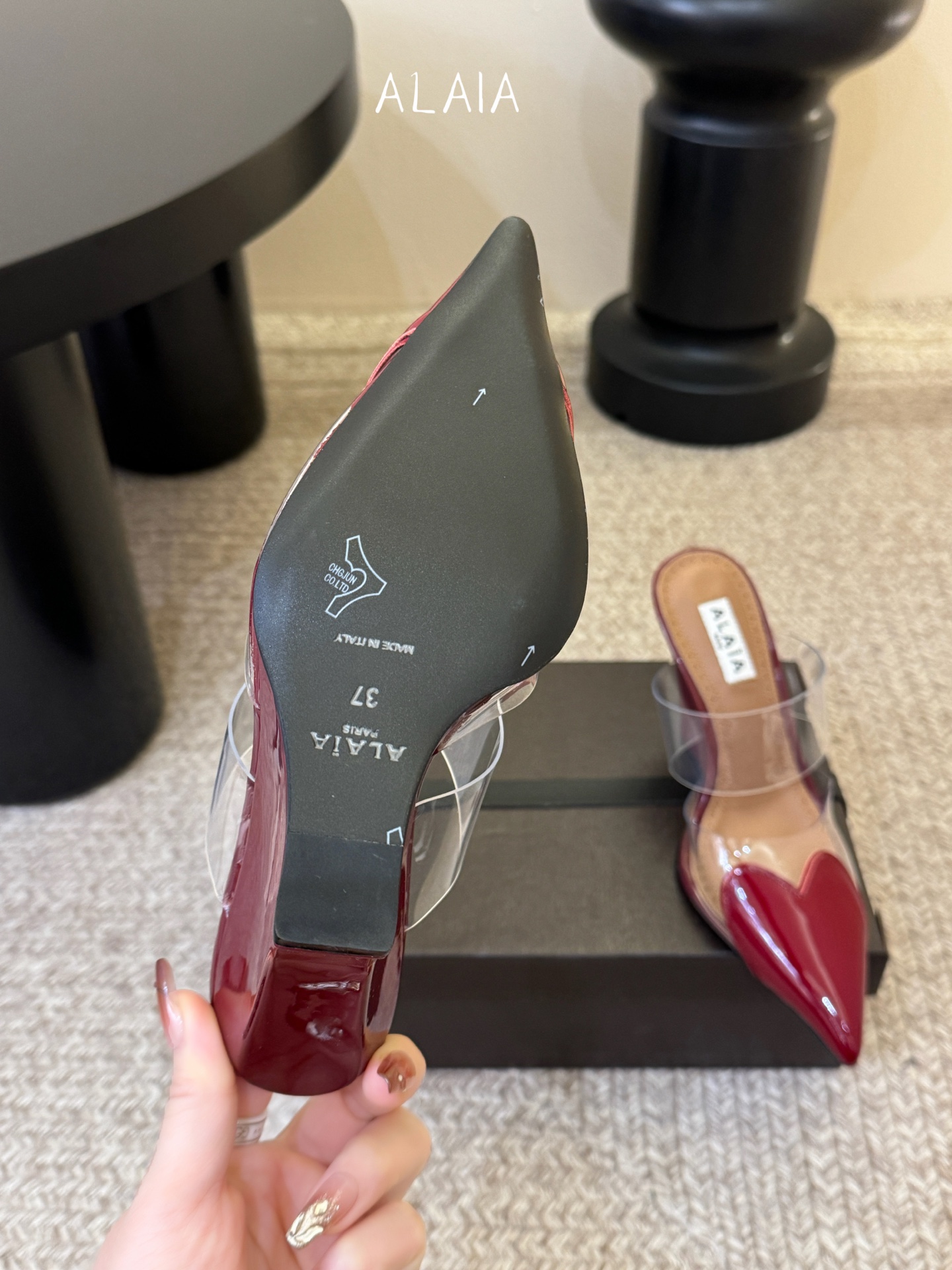 10.5cmALAiA|美到失语！这双高跟鞋也太有气场了鞋面由漆皮➕透明进口胶片制成，更显质感；坡跟高1