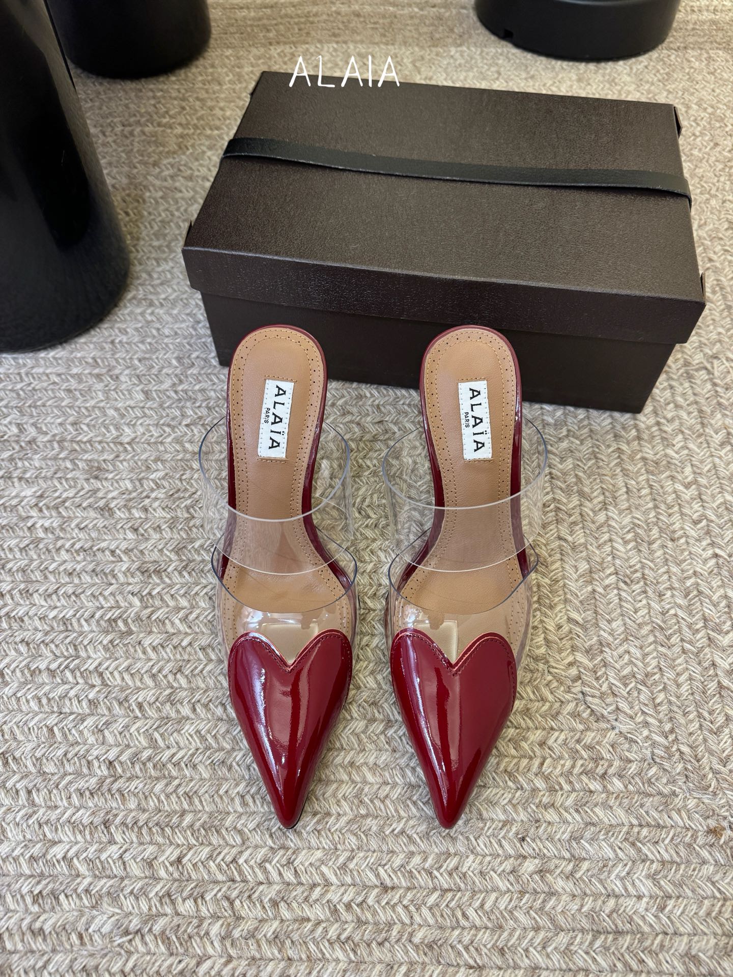 10.5cmALAiA|美到失语！这双高跟鞋也太有气场了鞋面由漆皮➕透明进口胶片制成，更显质感；坡跟高1