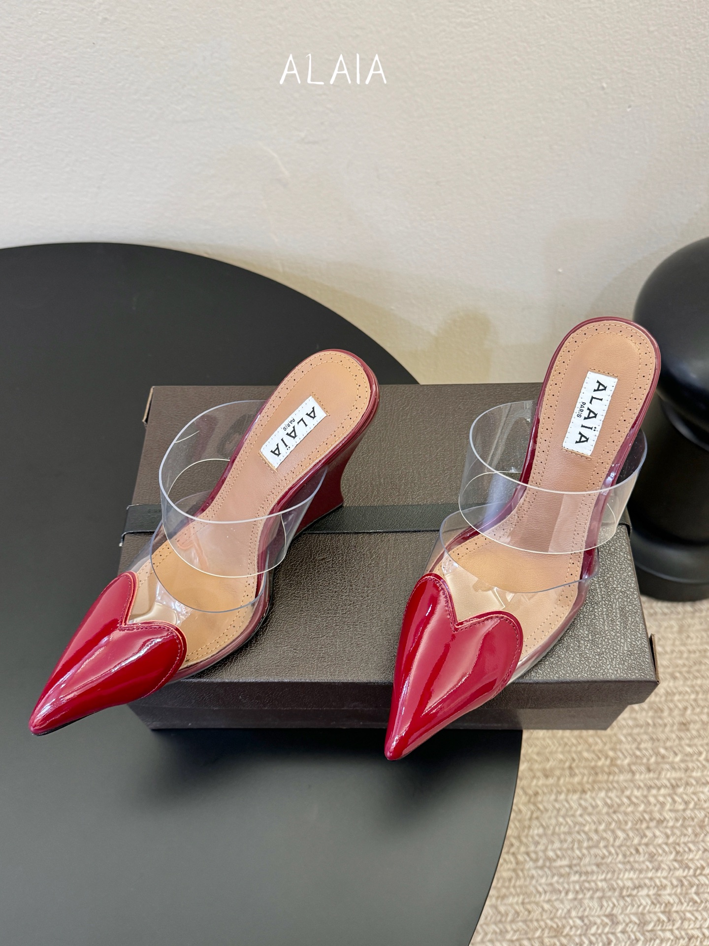 10.5cmALAiA|美到失语！这双高跟鞋也太有气场了鞋面由漆皮➕透明进口胶片制成，更显质感；坡跟高1