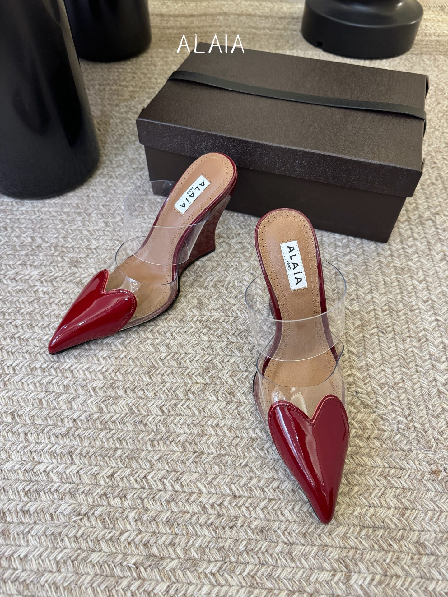 10.5cmALAiA|美到失语！这双高跟鞋也太有气场了鞋面由漆皮➕透明进口胶片制成，更显质感；坡跟高1