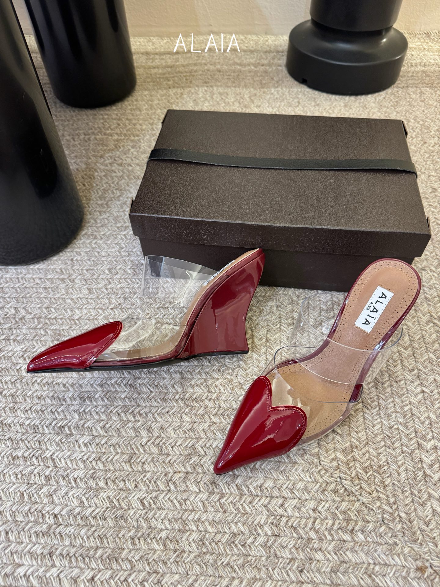 10.5cmALAiA|美到失语！这双高跟鞋也太有气场了鞋面由漆皮➕透明进口胶片制成，更显质感；坡跟高1