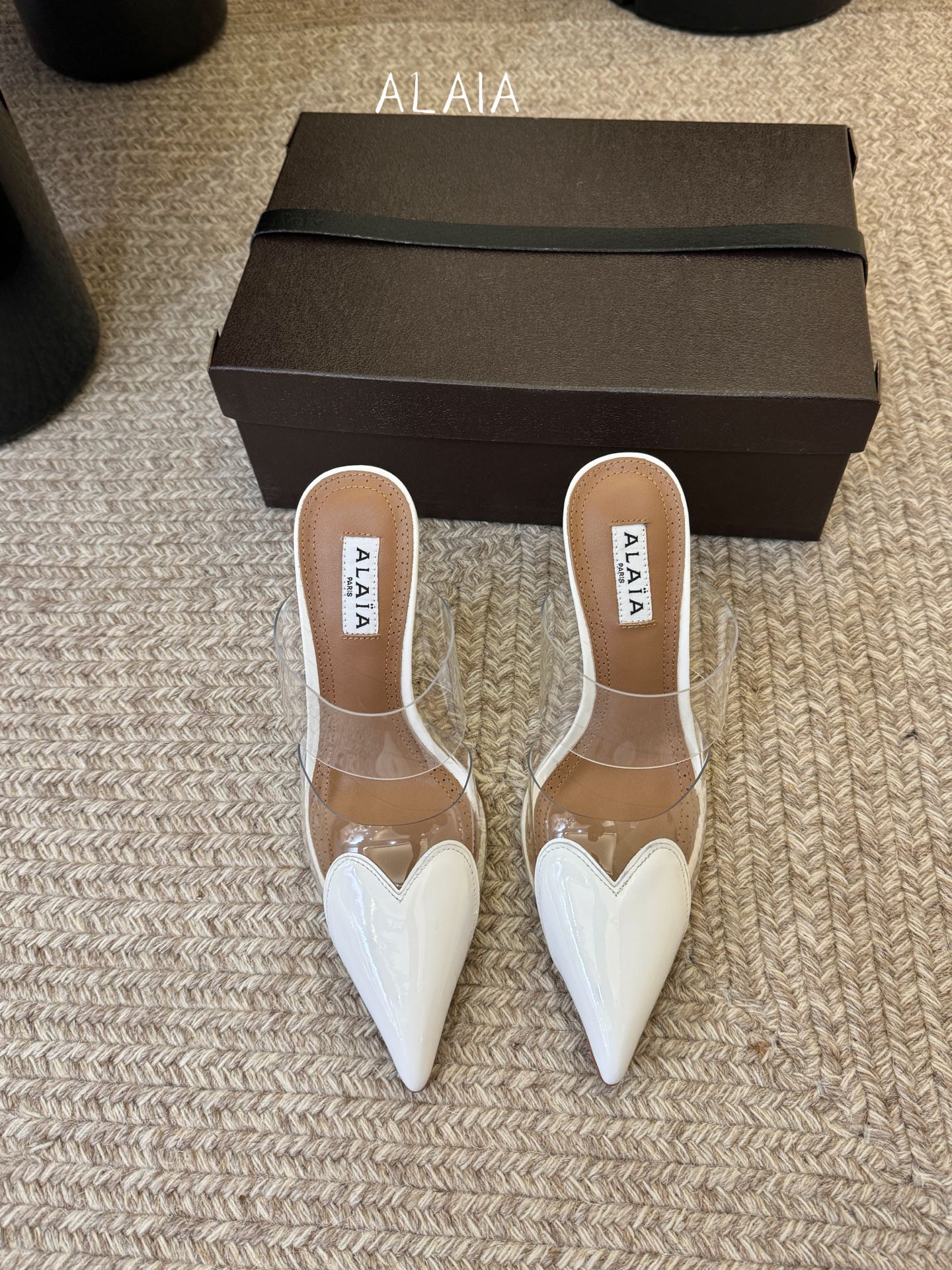 NO:747739,10.5cm ALAiA|Too beautiful to be speechless!  This pair of high heels is so aura. The upper is made of patent leather and transparent imported film, which is more textured. The wedge heel is 10.5cm high, which is comfortable to walk and makes you look taller. The pointed toe is very aura!  Sole: cowhide sole imported from Italy!  size 35-41,high heels,alaia,high heels,cowhide1986090910.5cm ALAiA|美到失语！ 这双高跟鞋也太有气场了 鞋面由漆皮透明进口胶片制成,更显质感；坡跟高10.5cm,走路舒适又显高,尖头超有气场！鞋底 意大利进口牛皮底！ size 35-41,高跟鞋,alaia,high heels,cowhide,Women's Shoes