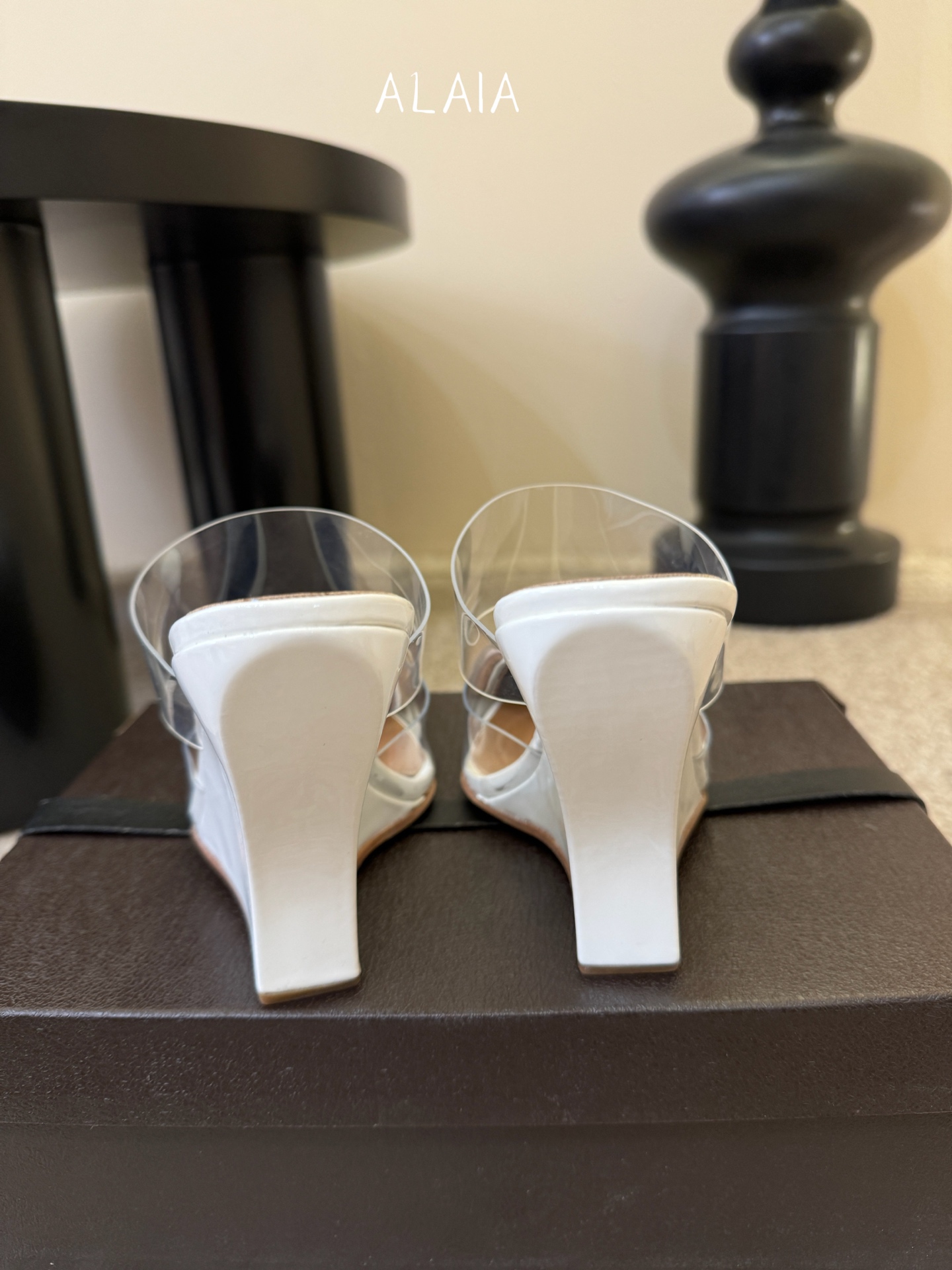 10.5cmALAiA|美到失语！这双高跟鞋也太有气场了鞋面由漆皮➕透明进口胶片制成，更显质感；坡跟高1