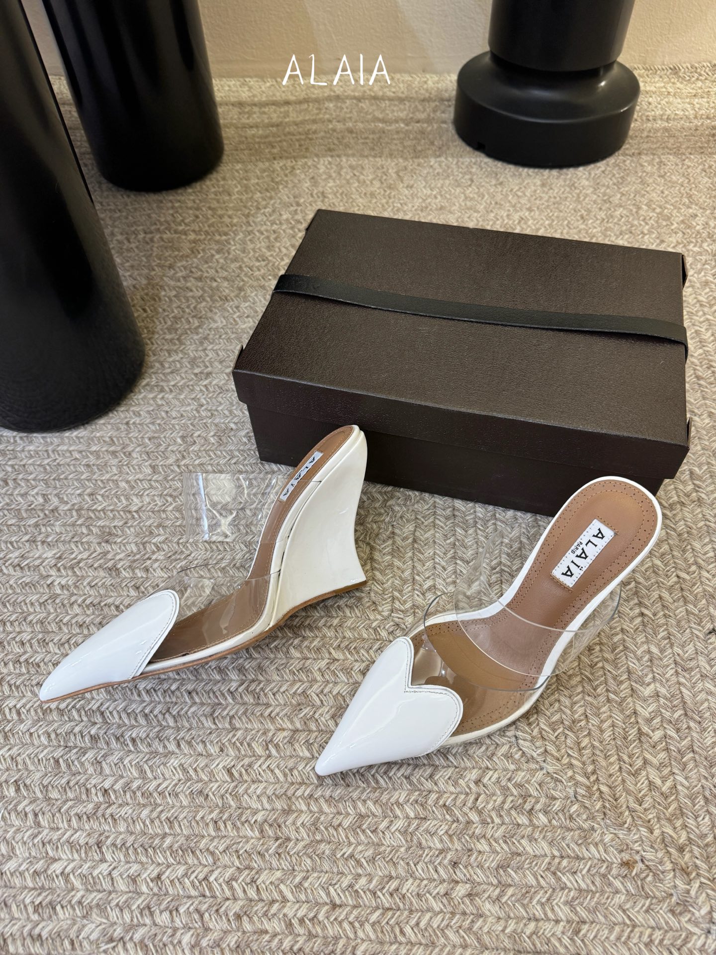 10.5cmALAiA|美到失语！这双高跟鞋也太有气场了鞋面由漆皮➕透明进口胶片制成，更显质感；坡跟高1