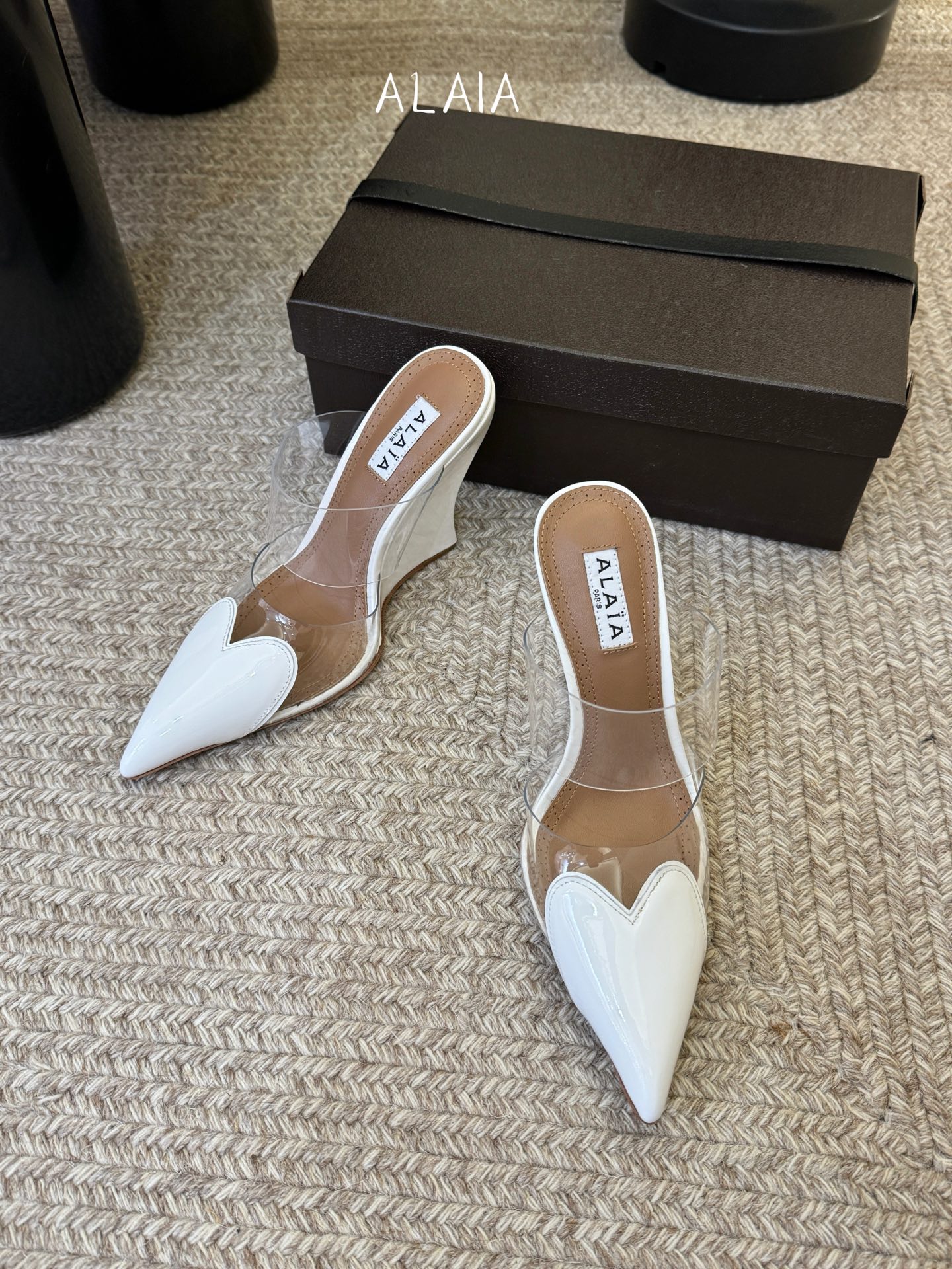 10.5cmALAiA|美到失语！这双高跟鞋也太有气场了鞋面由漆皮➕透明进口胶片制成，更显质感；坡跟高1