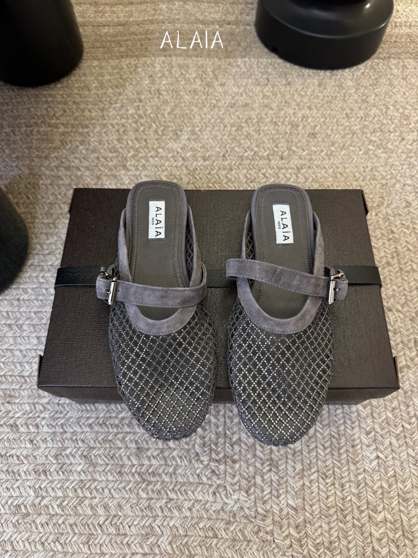 钻alaia 26c new arrival～渔网系列爆🔥单品，时下流行审美。不过应该就今年🔥吧，这牌子