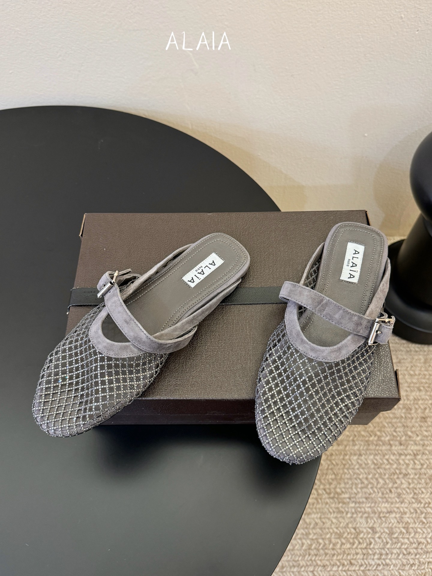 钻alaia 26c new arrival～渔网系列爆🔥单品，时下流行审美。不过应该就今年🔥吧，这牌子