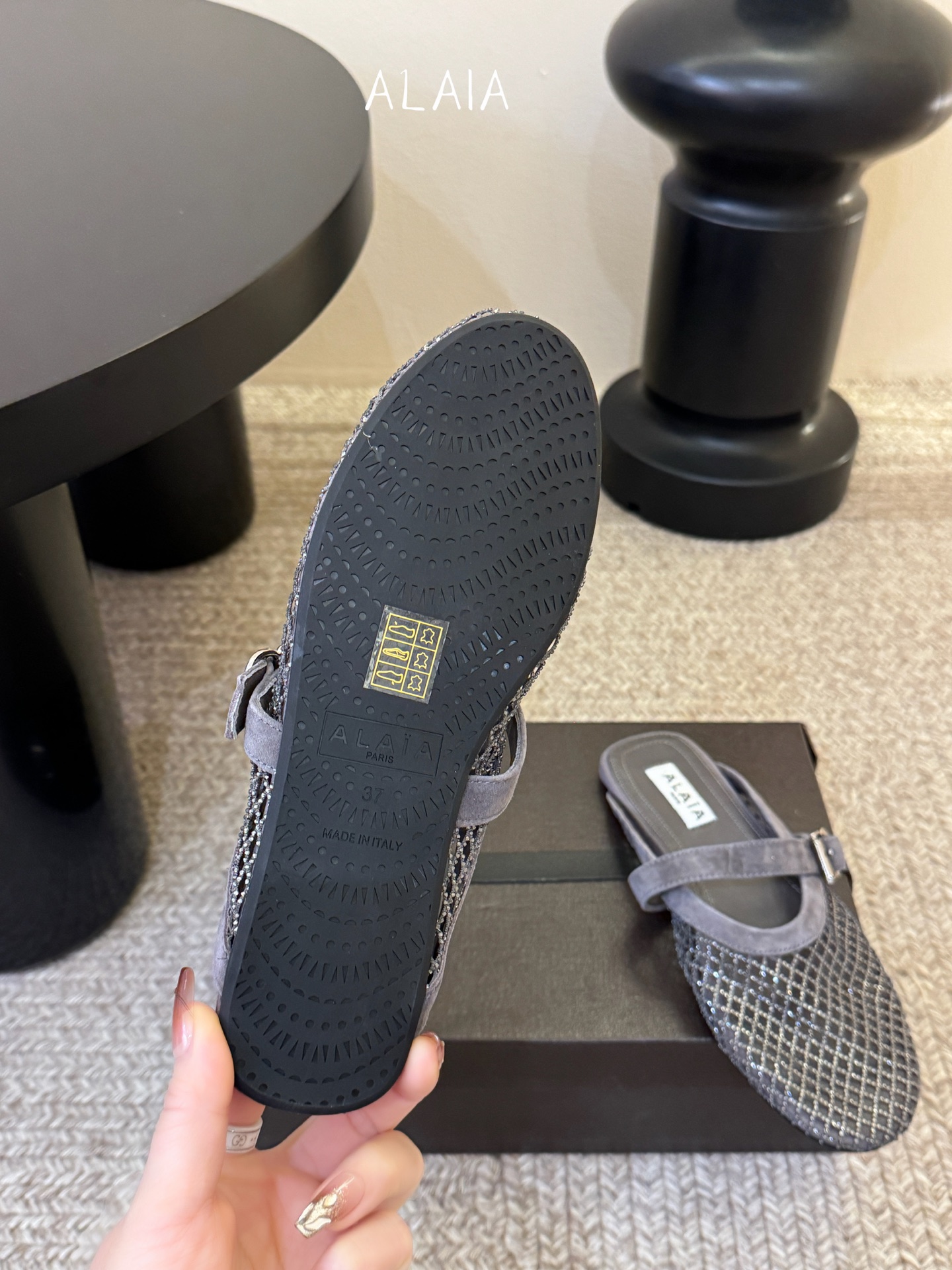 钻alaia 26c new arrival～渔网系列爆🔥单品，时下流行审美。不过应该就今年🔥吧，这牌子