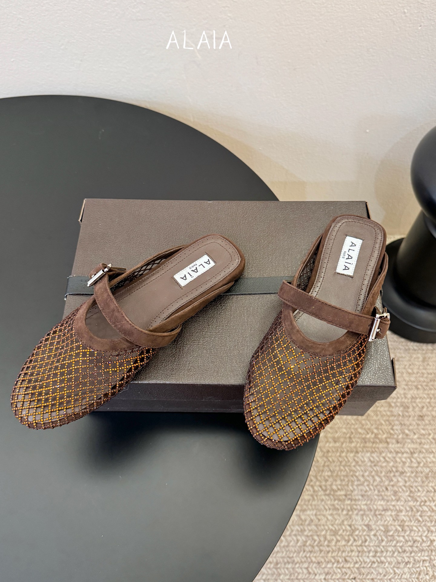 钻alaia 26c new arrival～渔网系列爆🔥单品，时下流行审美。不过应该就今年🔥吧，这牌子