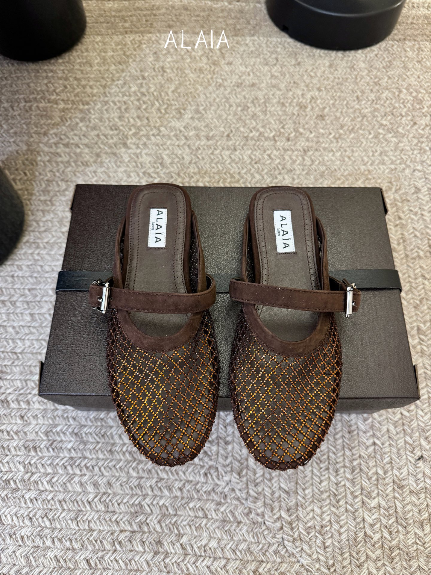 钻alaia 26c new arrival～渔网系列爆🔥单品，时下流行审美。不过应该就今年🔥吧，这牌子