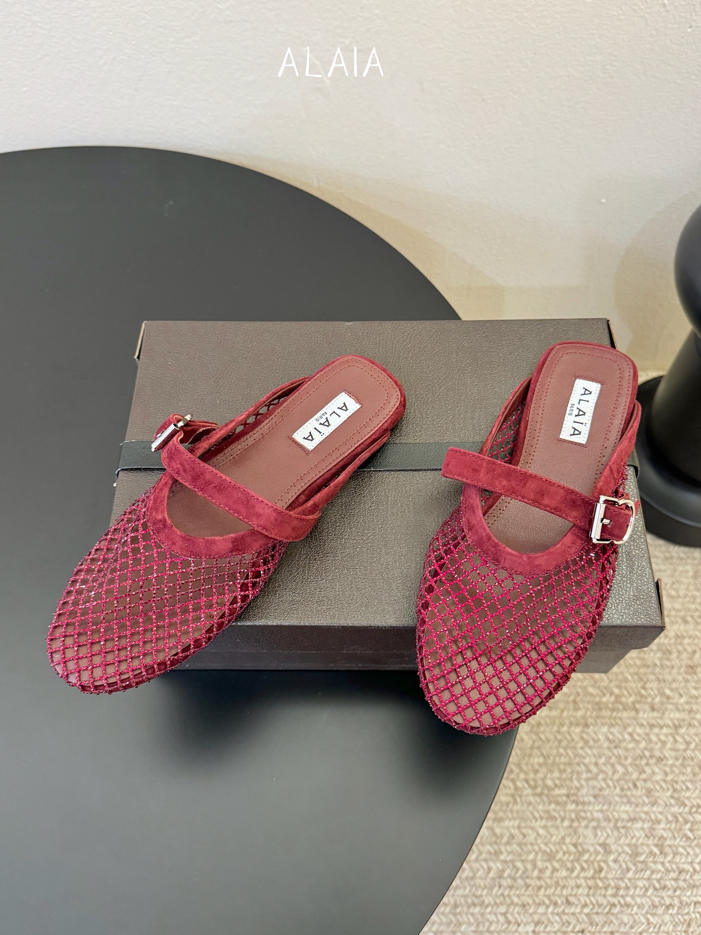 钻alaia 26c new arrival～渔网系列爆🔥单品，时下流行审美。不过应该就今年🔥吧，这牌子