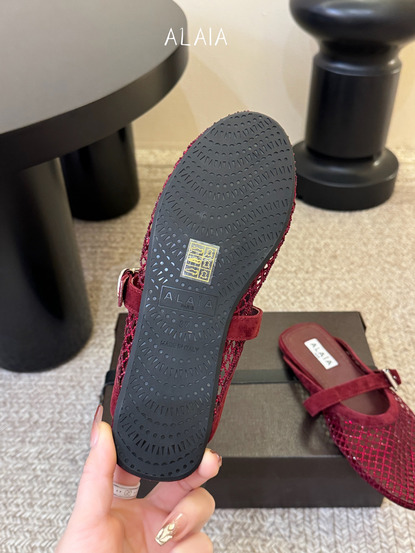 钻alaia 26c new arrival～渔网系列爆🔥单品，时下流行审美。不过应该就今年🔥吧，这牌子