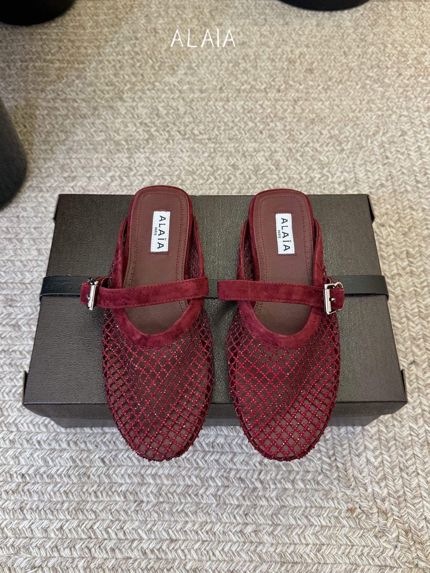 NO:757876,Diamond alaia 26c new arrival～Fishnet series is a popular item with a popular aesthetic nowadays. But it should be this year. This brand will probably be out of business after this year, so while it is hot, hurry up and be fashionable!  size 35-41, semi-trailer, alaia19860909钻 alaia 26c new arrival～渔网系列 爆单品,时下流行审美.不过应该就今年吧,这牌子过了今年应该没戏,所以趁着有热度,赶紧时髦一把！ size 35-41,半拖,alaia,Women's Shoes