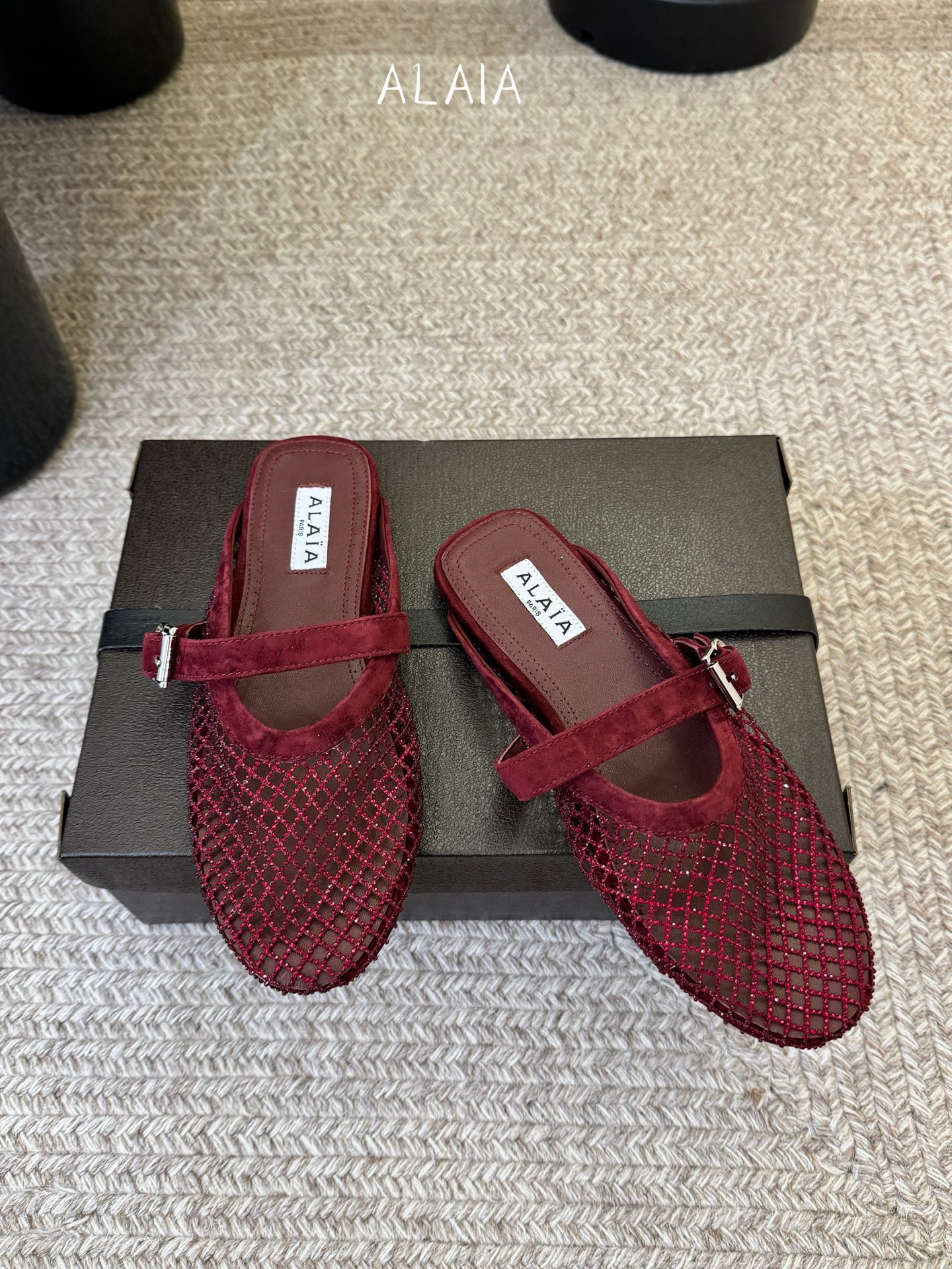 钻alaia 26c new arrival～渔网系列爆🔥单品，时下流行审美。不过应该就今年🔥吧，这牌子