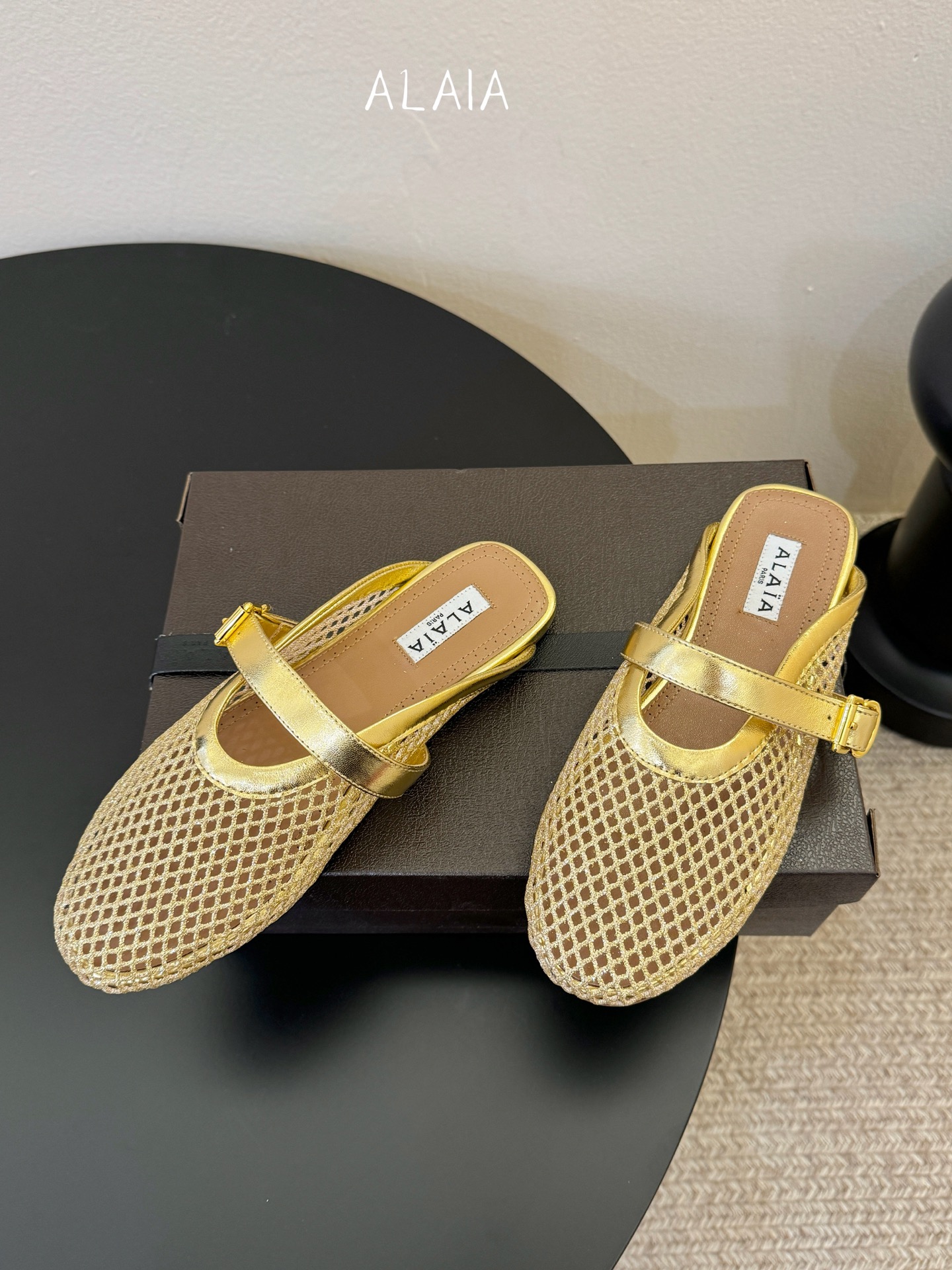 无钻alaia 26c new arrival～渔网系列爆🔥单品，时下流行审美。不过应该就今年🔥吧，这牌