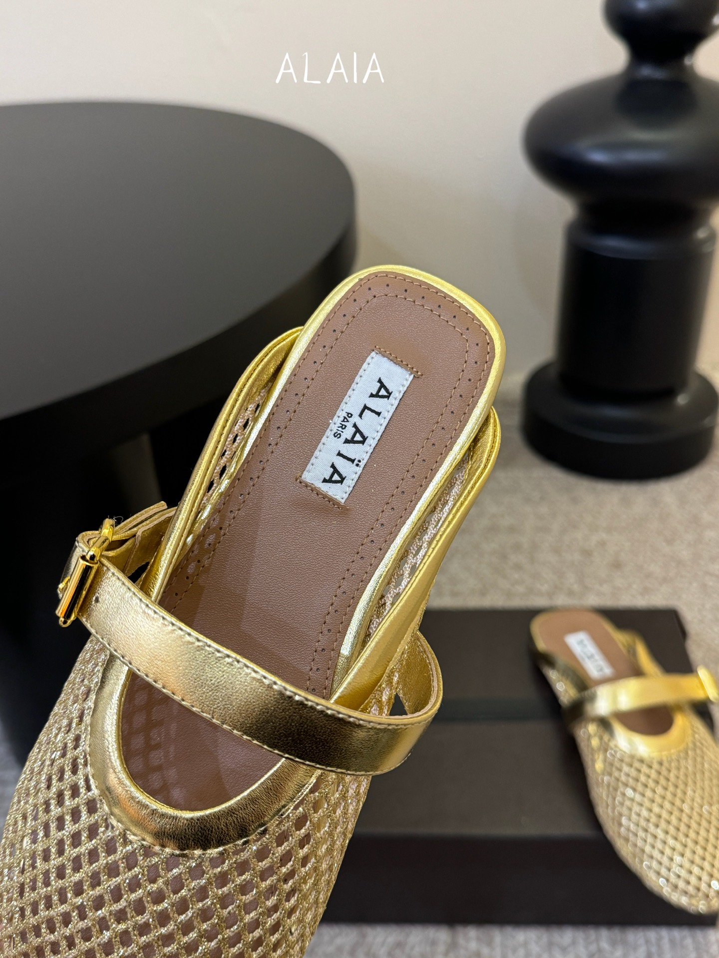 无钻alaia 26c new arrival～渔网系列爆🔥单品，时下流行审美。不过应该就今年🔥吧，这牌