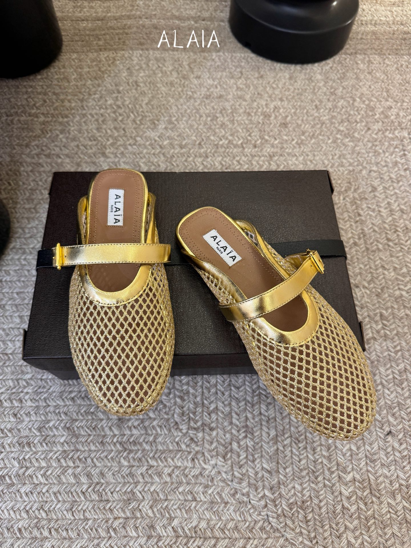 无钻alaia 26c new arrival～渔网系列爆🔥单品，时下流行审美。不过应该就今年🔥吧，这牌